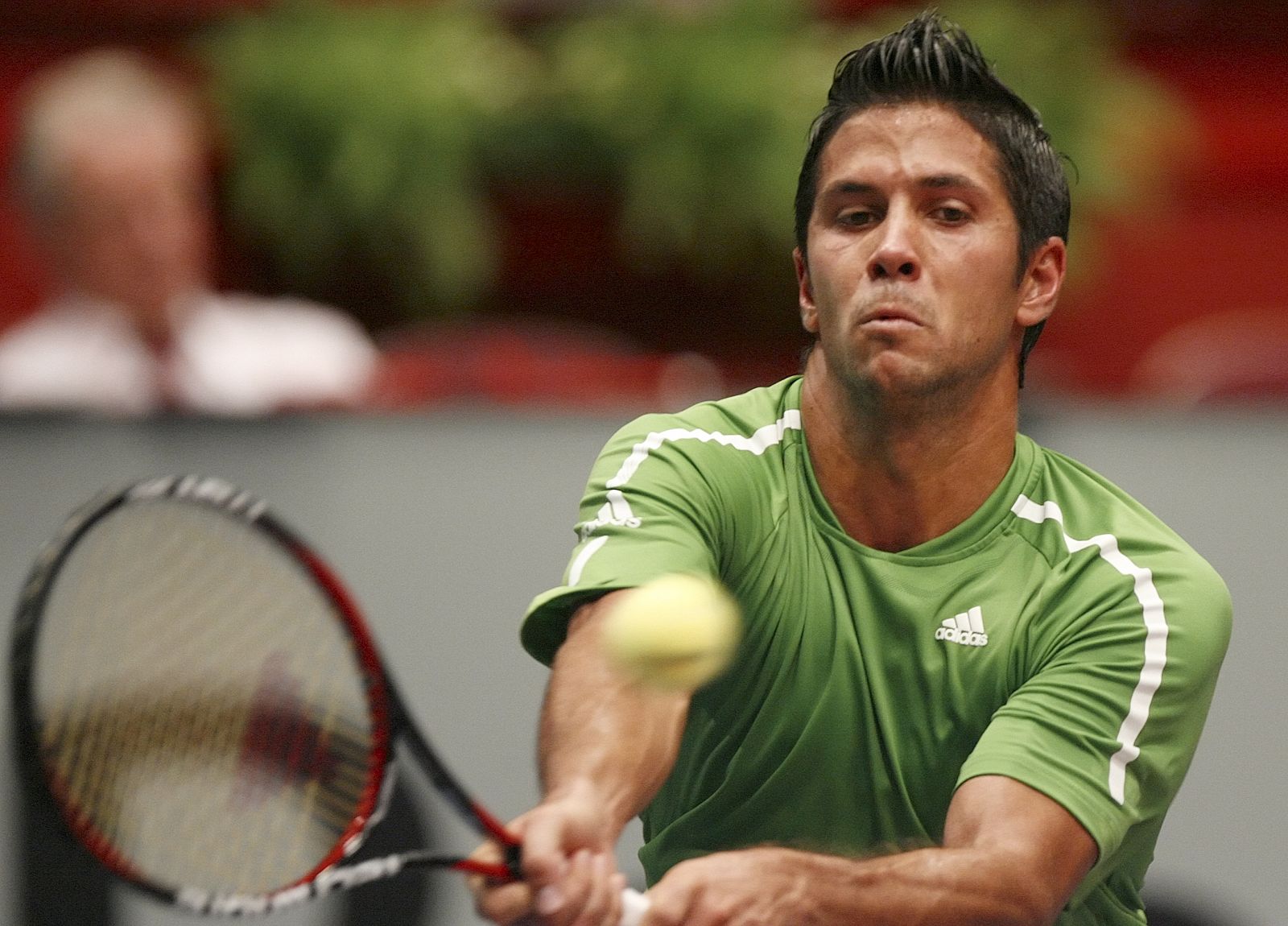 Fernando Verdasco devuelve una pelota a Guillermo Cañas en el torneo de Viena.