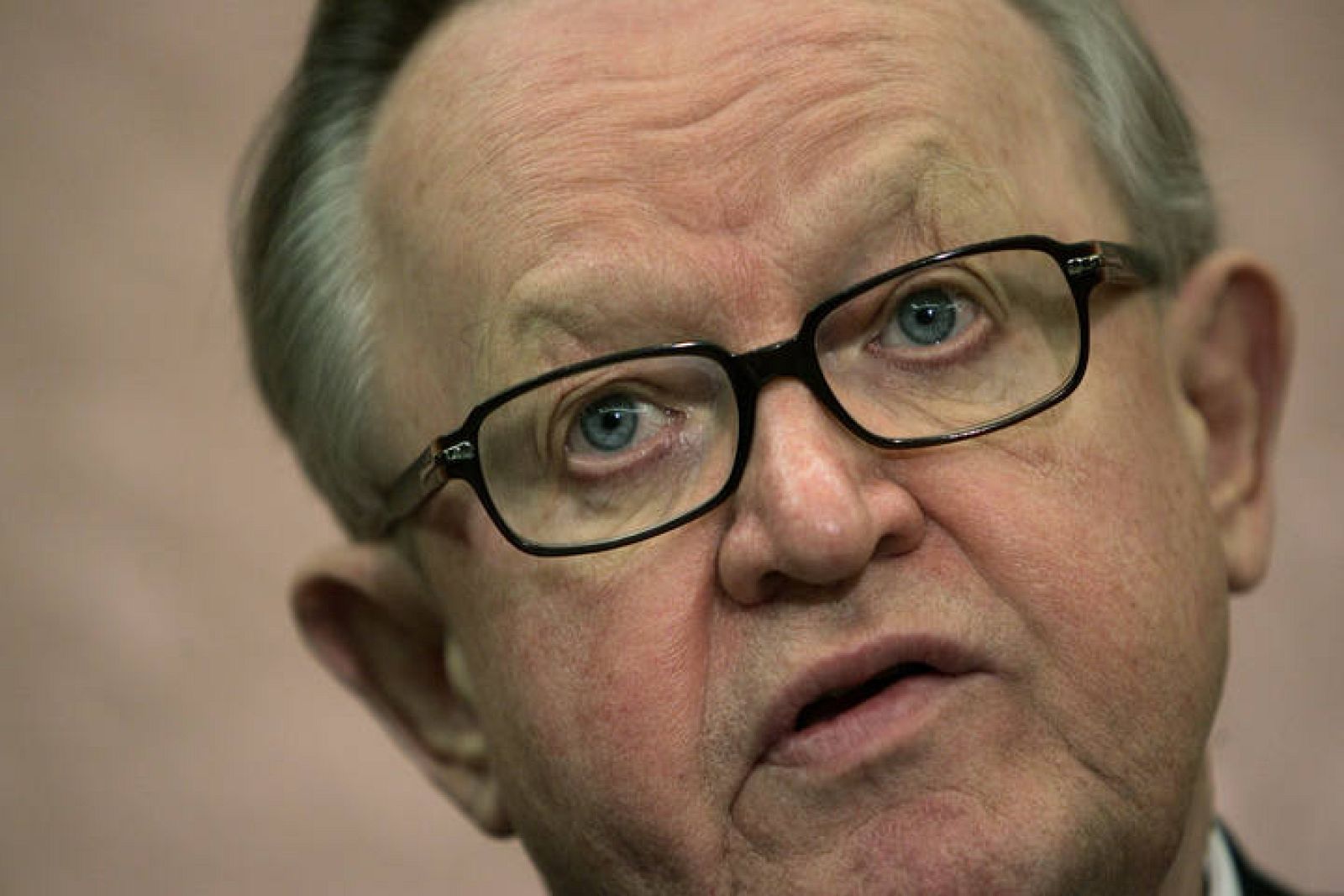 Martti Ahtisaari, nuevo premio Nobel de la Paz, durante una rueda de prensa cuando era enviado especial de la ONU para Kosovo. 