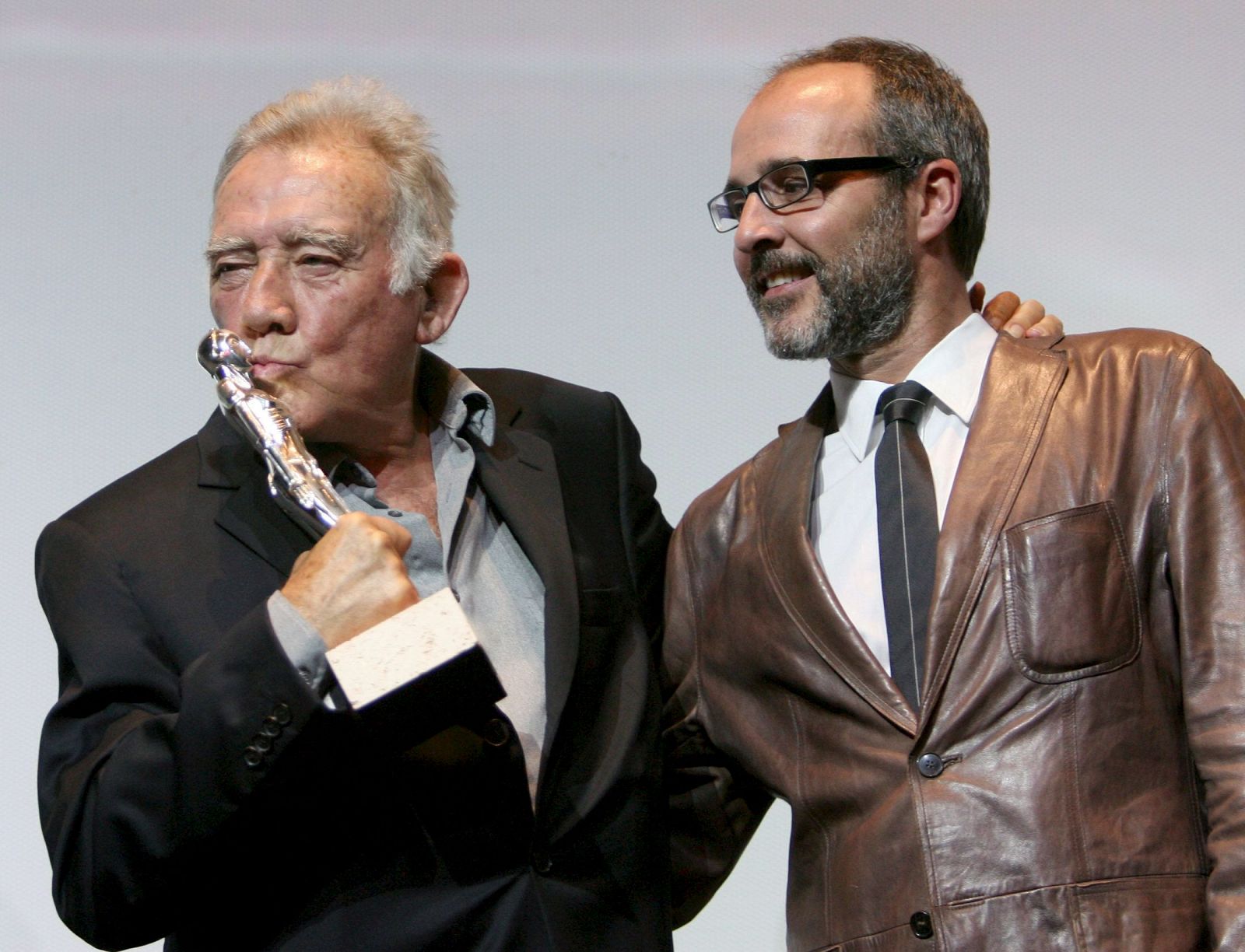 El actor Fernando Guillén, junto a su hijo, Fernando GuillénCuervo, recoge esta noche el premio del festival "Maria Honorífica" por su trayectoria profesional en el Festival Internacional de Cine de Sitges.