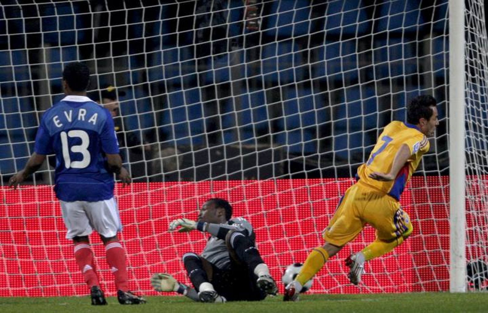El rumano Petreo celebra un gol ante el portero francés Mandanda y el defensa Evra. 