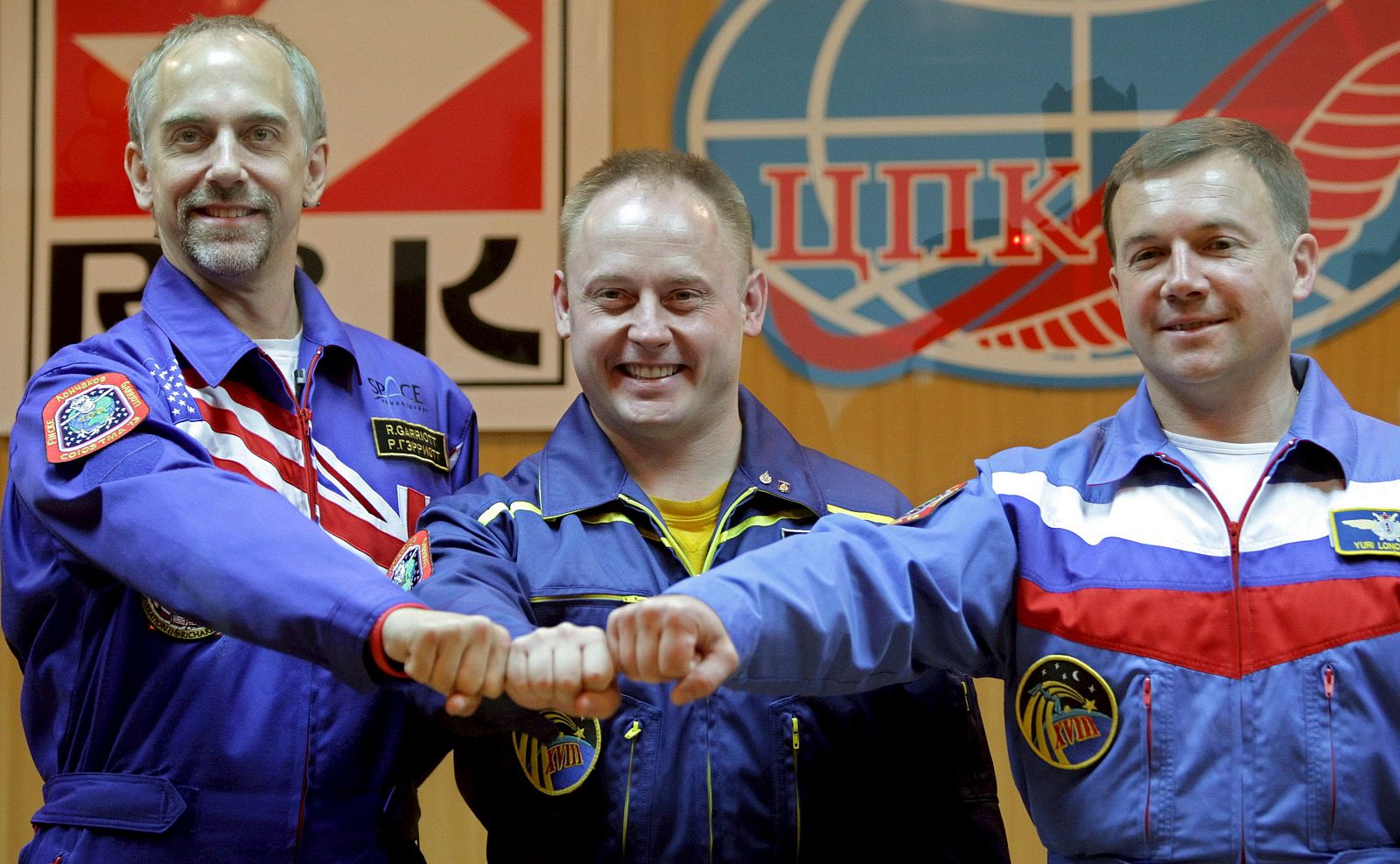 Richard Garriott, a la derecha, junto al comandante ruso Yuriy Lonchakov y el astronauta estadounidense Michael Fincke.