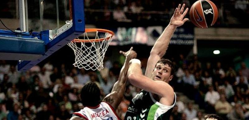 El Unicaja cae en casa ante el Tau Cerámica por 69-75 en un partido apasionante.