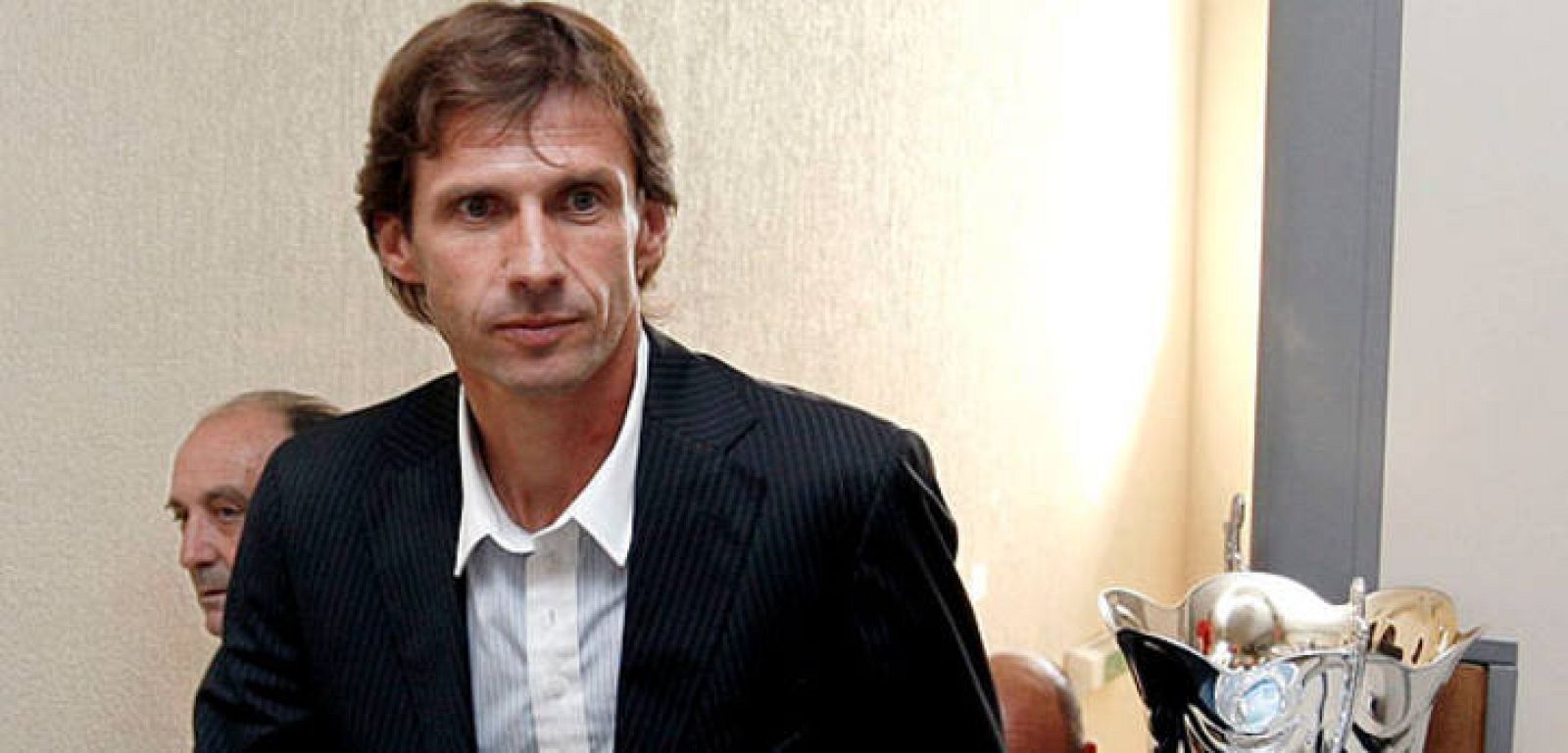 Ziganda ha sido destituido como entrenador de Osasuna. El "Cuco" se dirige a la rueda de prensa en las instalaciones de Tajonar. 