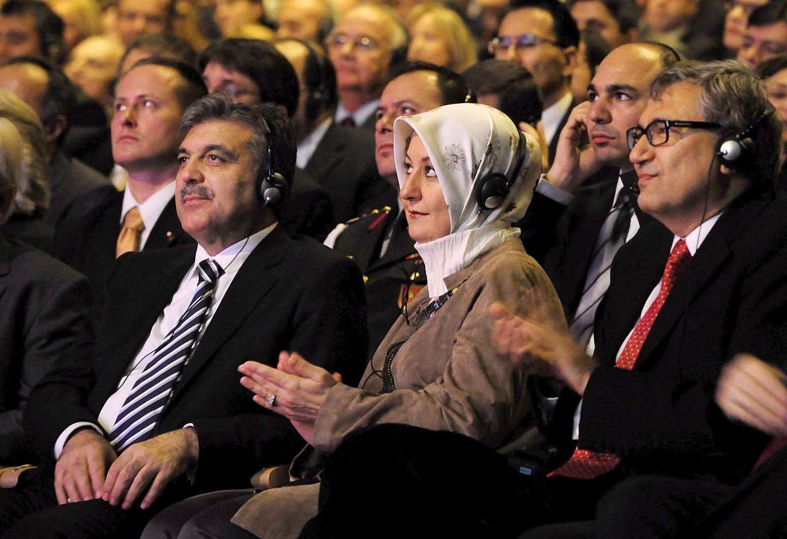 El presidente turco, Abdullah Gül, y su mujer Hayrunnisa, junto al premio Nobel de Literatura Orhan Pamuk, en la ceremonia inaugural de la Feria del Libro de Fráncfort.