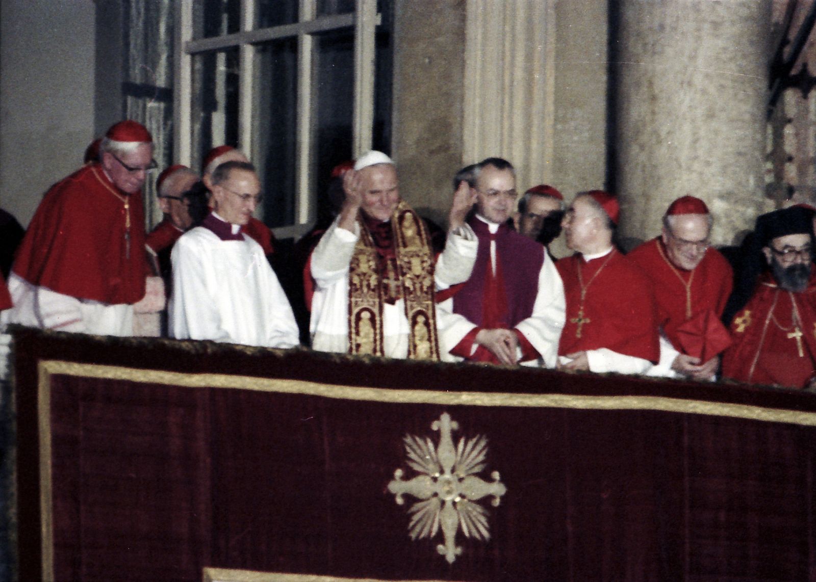 El 16 de octubre de 1978, el polaco Karol Wojtyla hacía su primera aparición en el balcón de la basílica de San Pedro de El Vaticano como Papa.