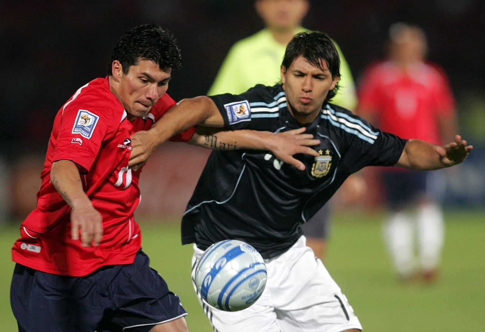 El jugador de la selección de Argentina Sergio Agüero disputa el balón con Gary Medel de Chile.