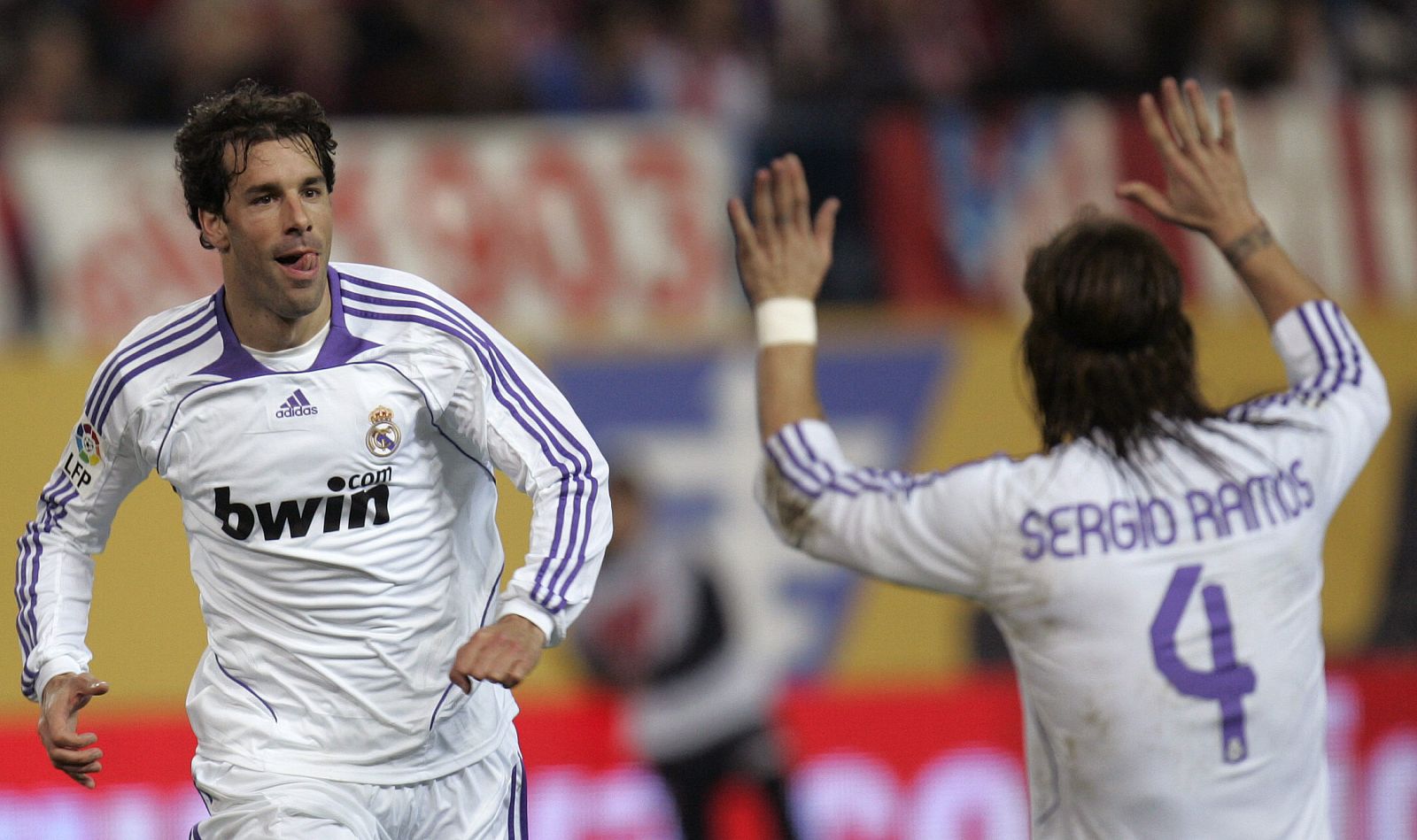 Ruud Van Nistelrooy celebra un gol con Sergio Ramos durante el último encuentro disputado entre el Real Madrid y el Atlético de Madrid.