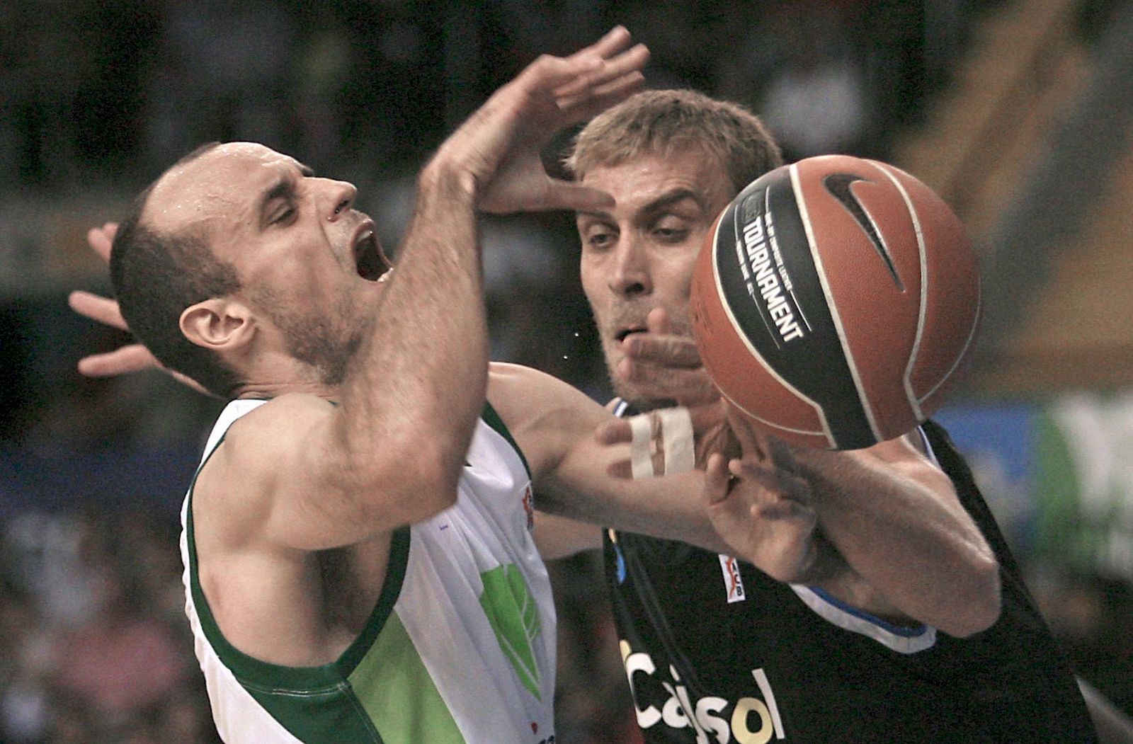El alero del Unicaja Carlos Jiménez  se disputa el balón con el también pívot del Cajasol, Iñaki de Miguel en el partido de la segunda jornada de la Liga ACB.
