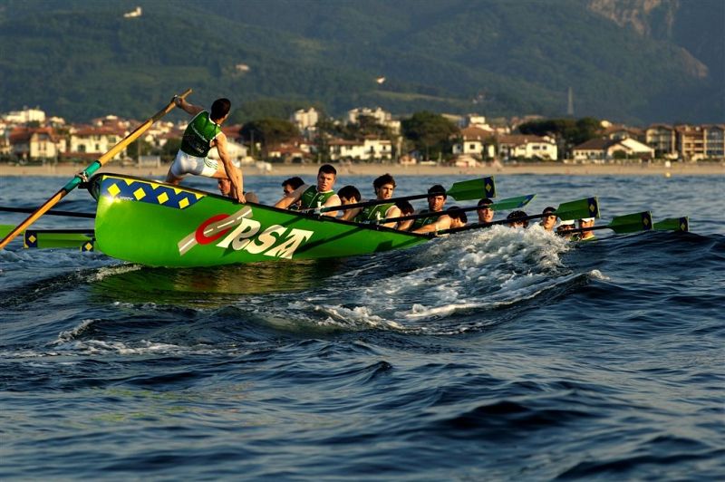Una trainera, imagen clásica de la costa vasca