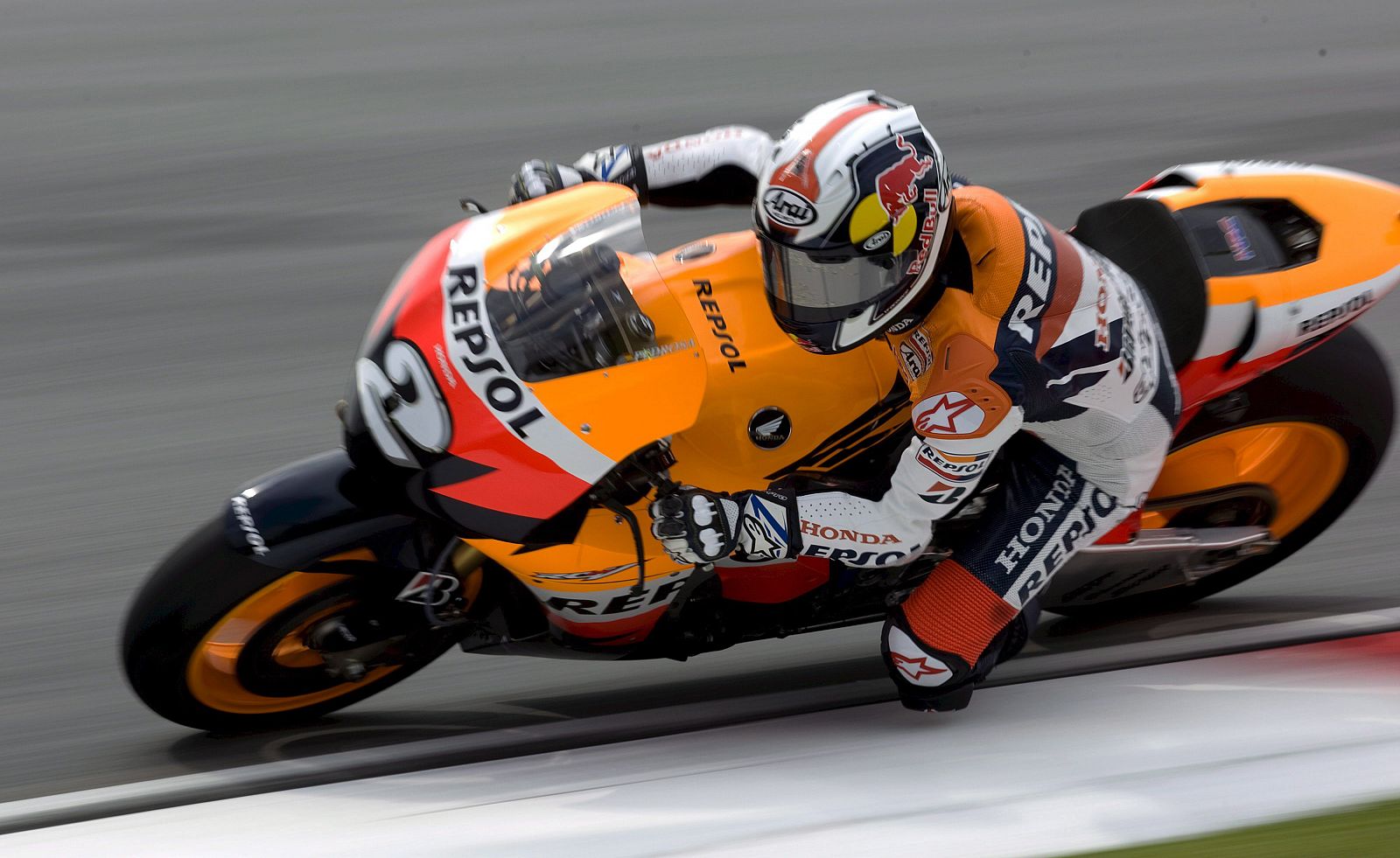 El español Dani Pedrosa, del equipo Repsol Honda, en plena acciónen del Gran Premio de Motociclismo de Malasia.