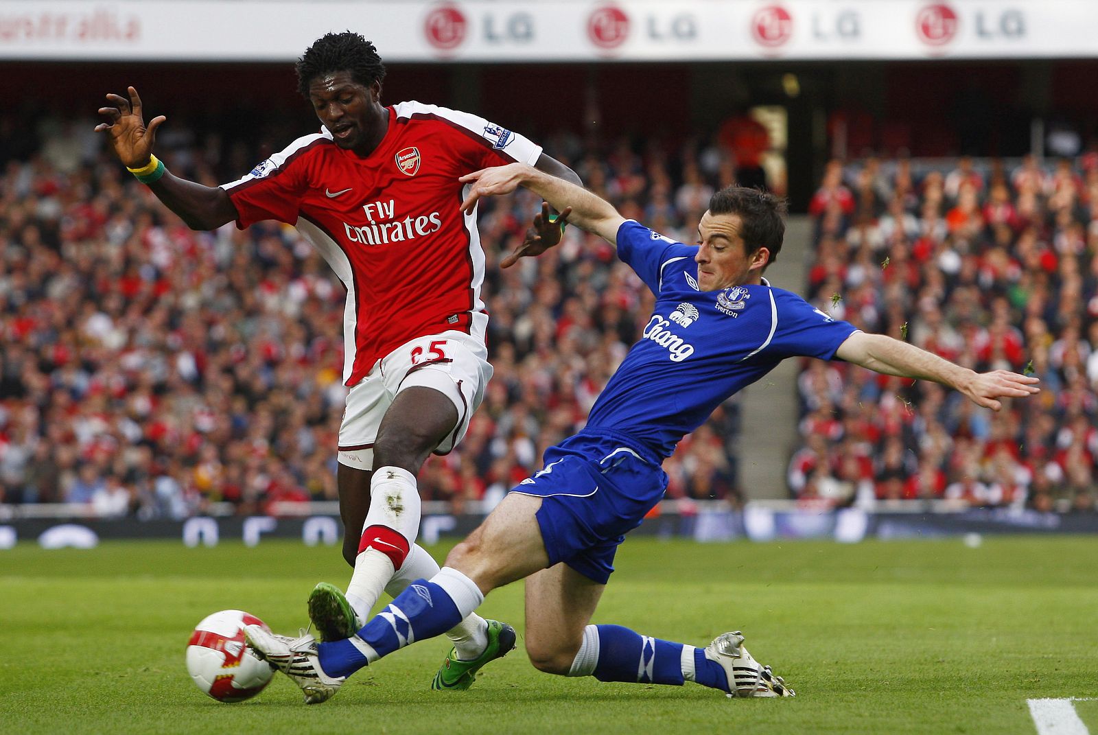 Adebayor defendiendo los colores del Arsenal