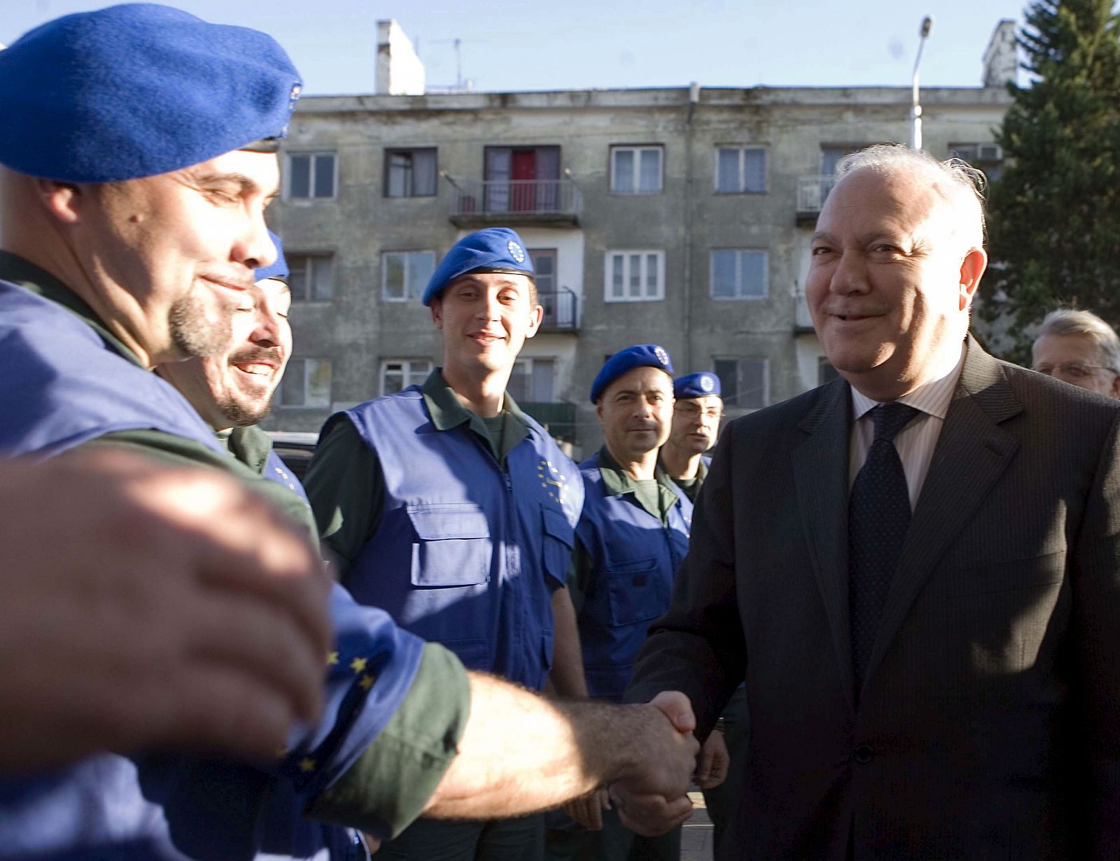 Moratinos, con los guardias civiles en Georgia