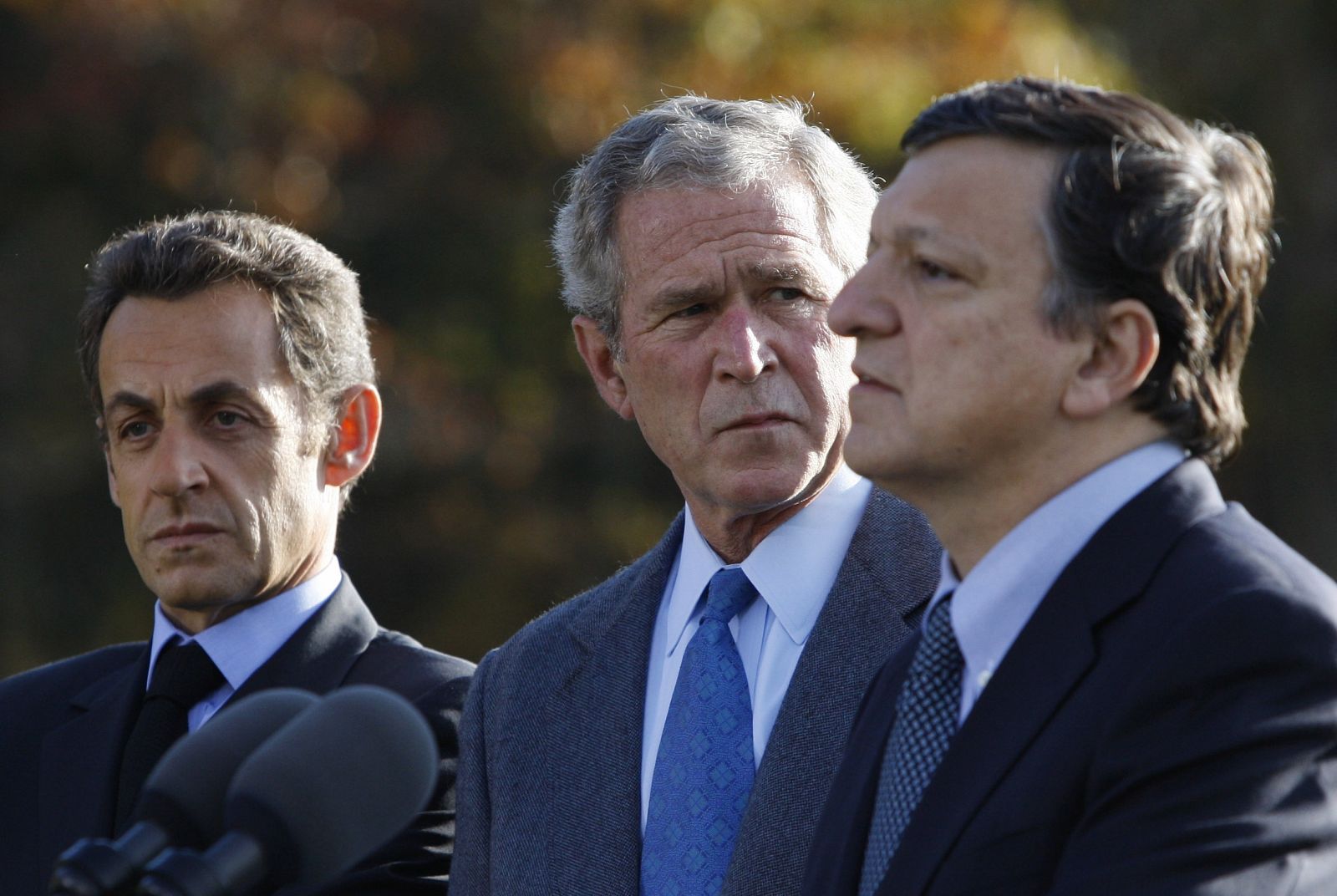 El presidente estadounidense, George W. Bush, flanqueado por su homólogo francés, Nicolas Sarkozy, y el presidente de la Comisión Europea, José Manuel Durao Barroso.