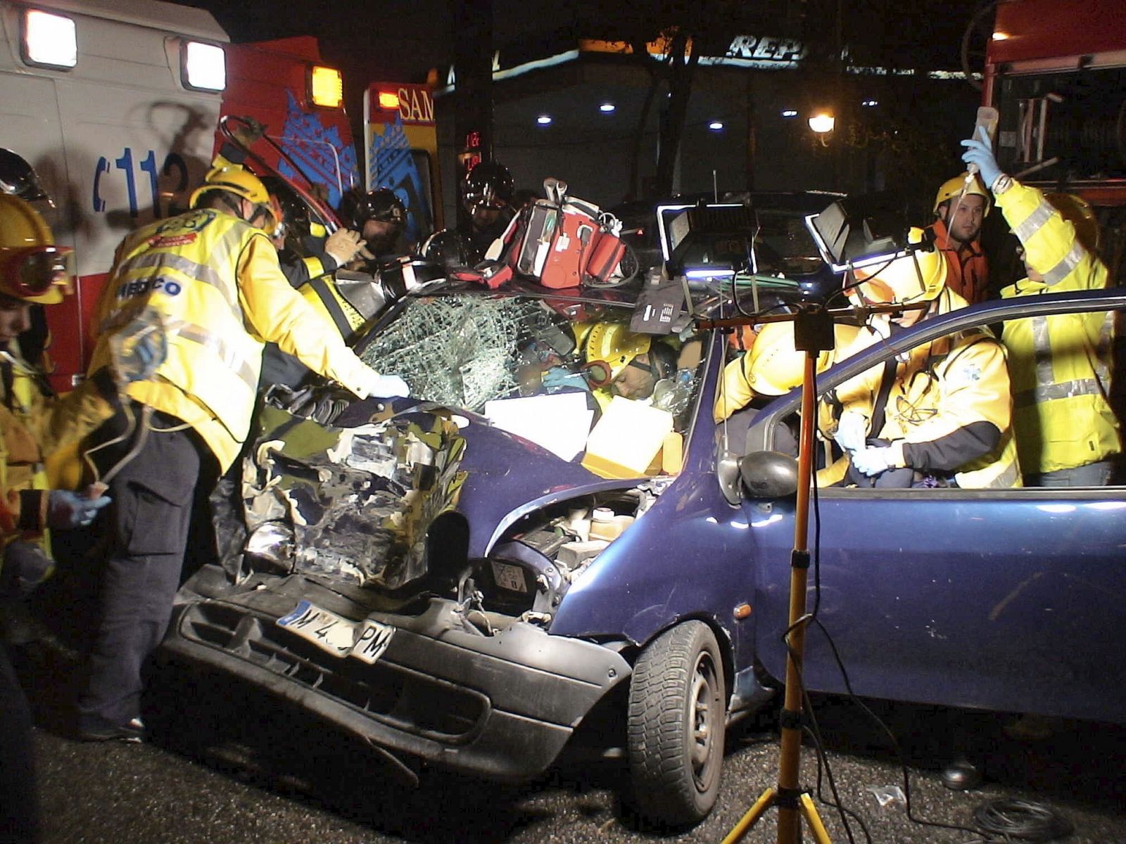 Dos personas han resultado heridas en la madrugada del 19 de octubre cuando el vehículo en el que circulaban chocó contra un autobús en el distrito madrileño de San Blas. Los bomberos han tenido que rescatar a los heridos que se han quedado atrapados