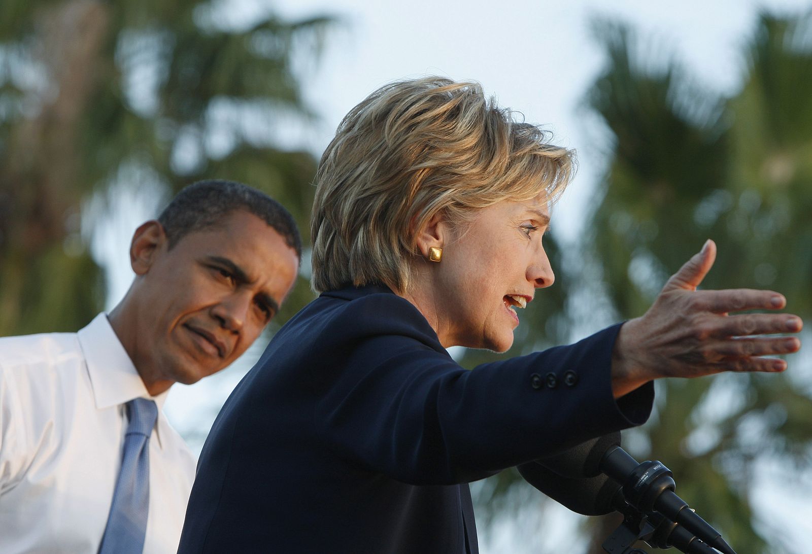 De vuelta a los atriles, Obama ha escuchado las palabras de apoyo de su ex rival por la candidatura demócrata en el mitin de Orlando.