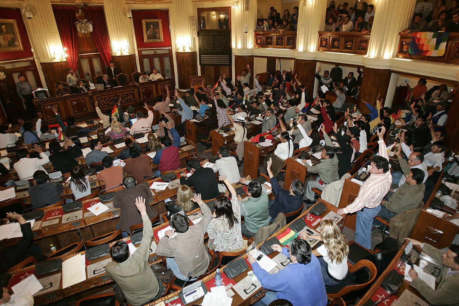 Parlamentarios oficialistas y opositores participan en la sesión del Congreso Nacional