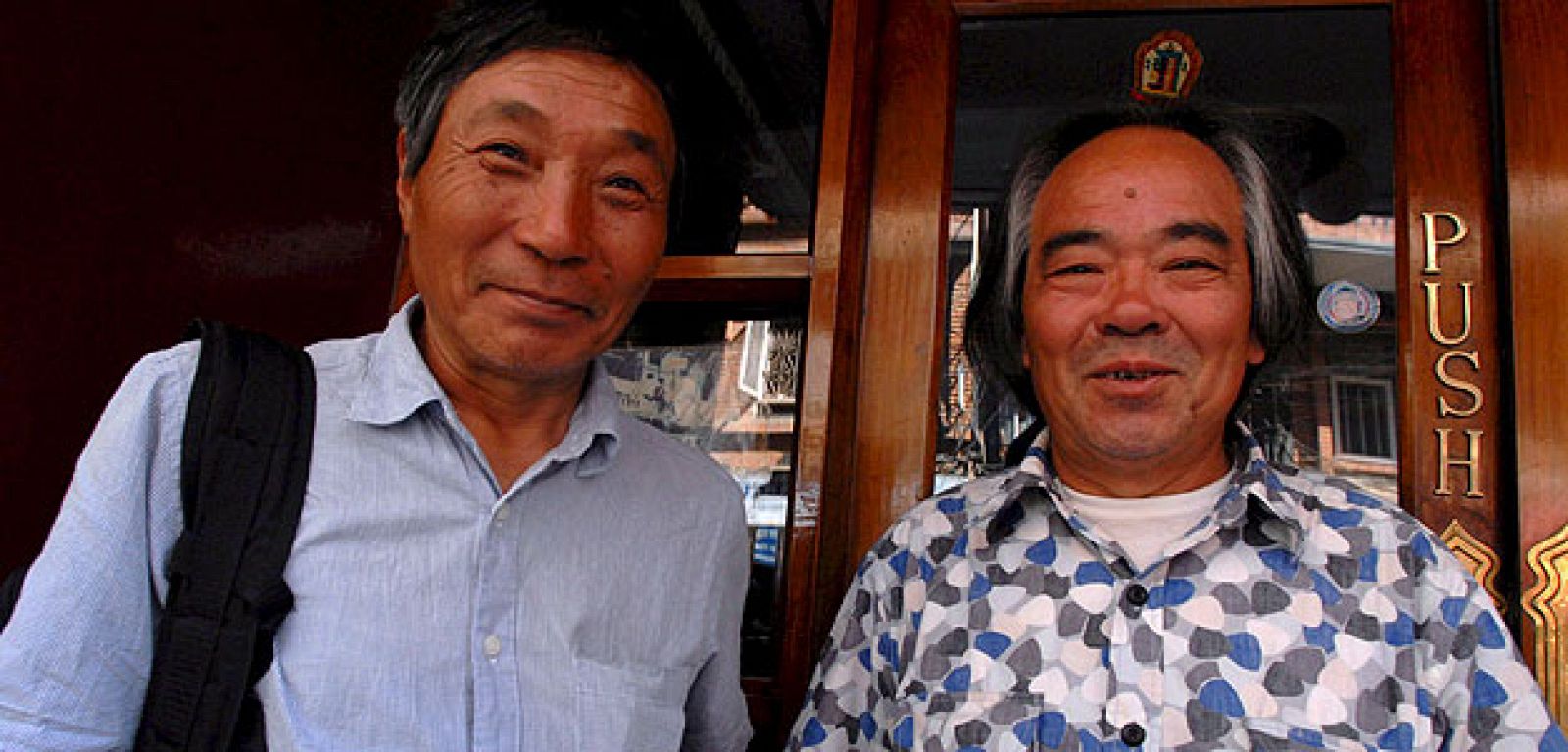 El montañero japonés y vicedirector del Proyecto Yeti-Japón, Kuniaki Yagihara (dcha), y el responsable del Proyecto Yeti-Japón, Yoshiteru Takahashi (izq) (21/10/08).