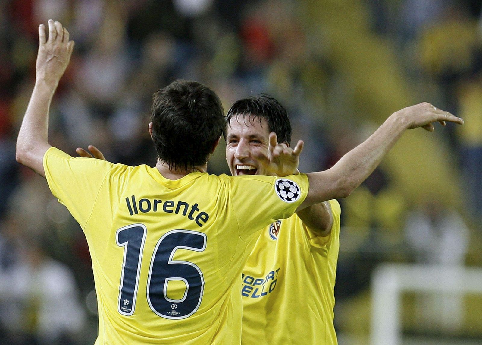 El delantero del Villarreal Joseba Llorente celebra con su compañero Joan Capdevila la consecución del tercer gol de su equipo.