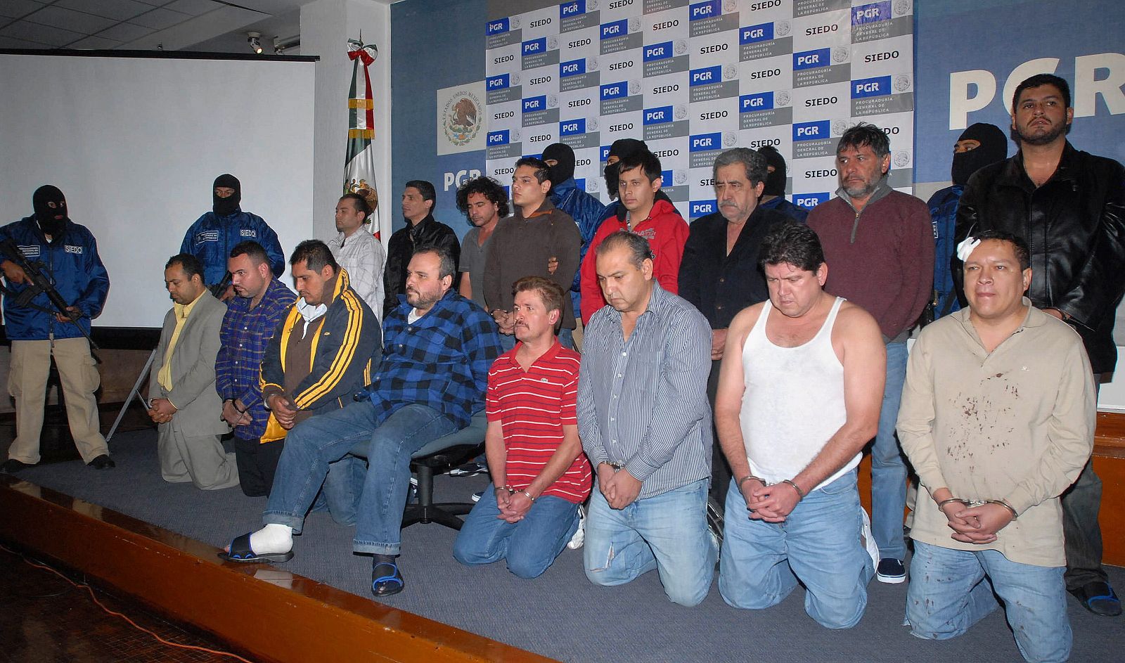 El 'rey Zambada', sentado en el centro, entre los 15 sospechosos detenidos en Ciudad de México.