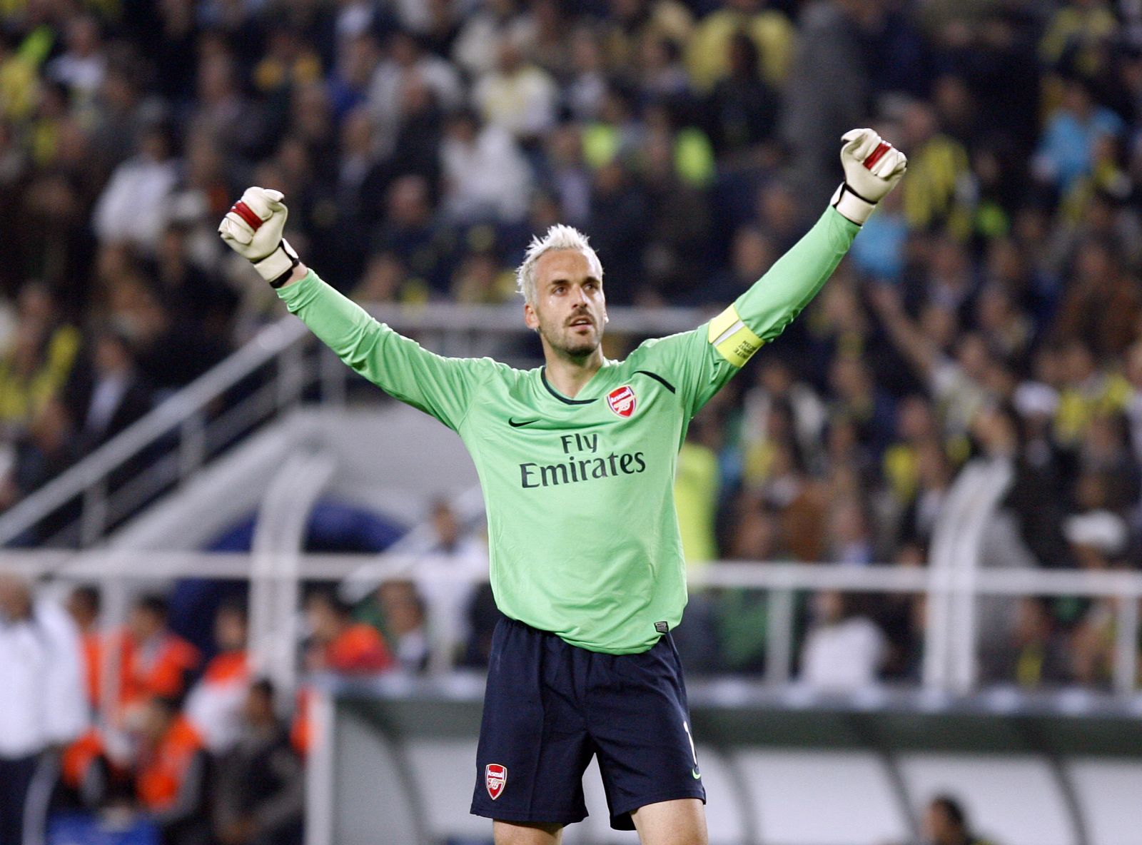 El portero del Arsenal, Manuel Almunia, durante el partido que su equipo disputó frente al Fenerbahce en la Liga de Campeones.