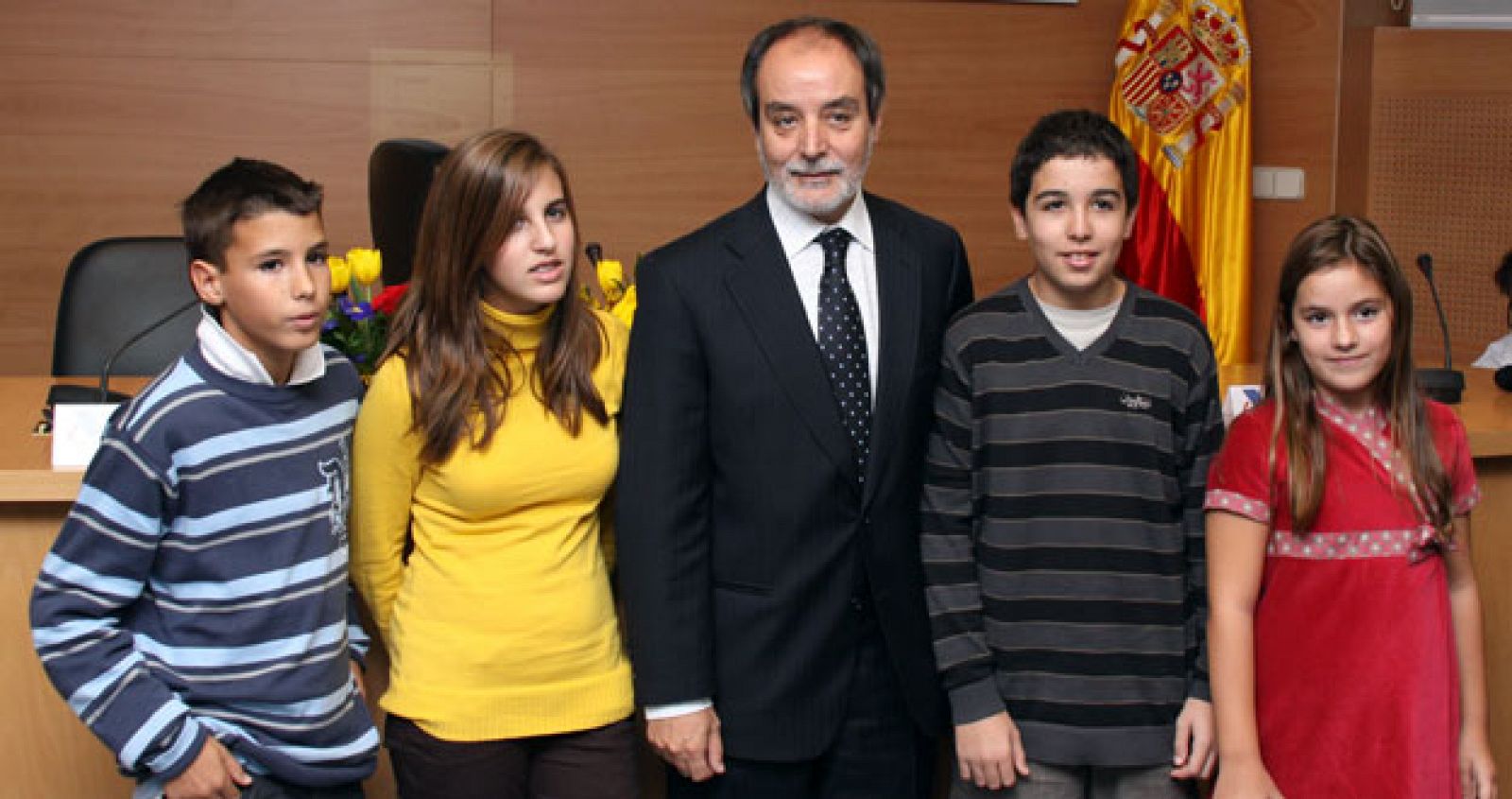 El director de la Agencia Tributaria, Luis Pedroche, con los cuatro niños ganadores del concurso de redacción 'Carta a un defraudador'.