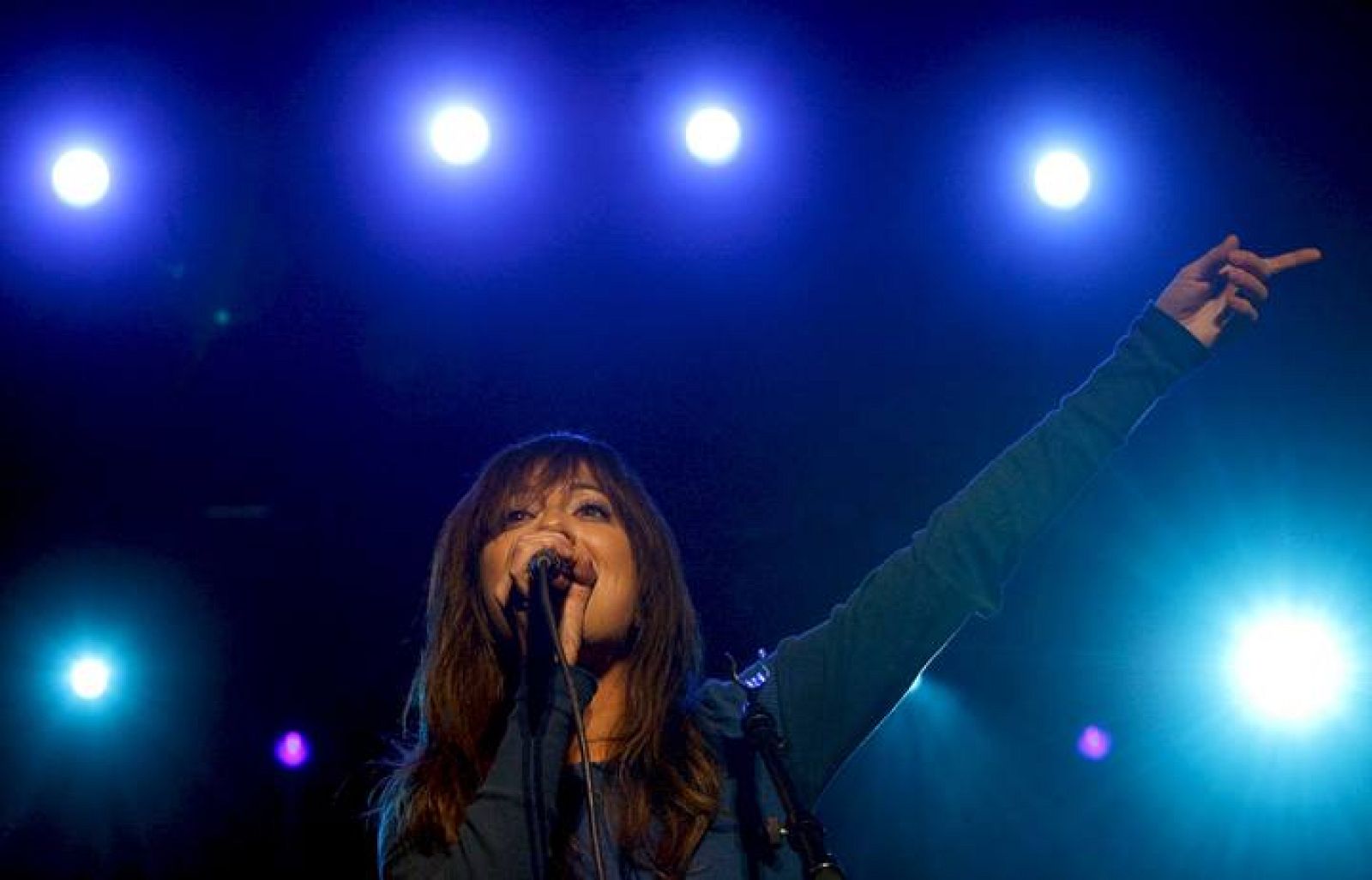 La cantante del grupo Nena Daconte, Mai Meneses, durante el concierto organizado por RTVE con motivo del Gran Premio de Motociclismo de la Comunidad Valenciana.