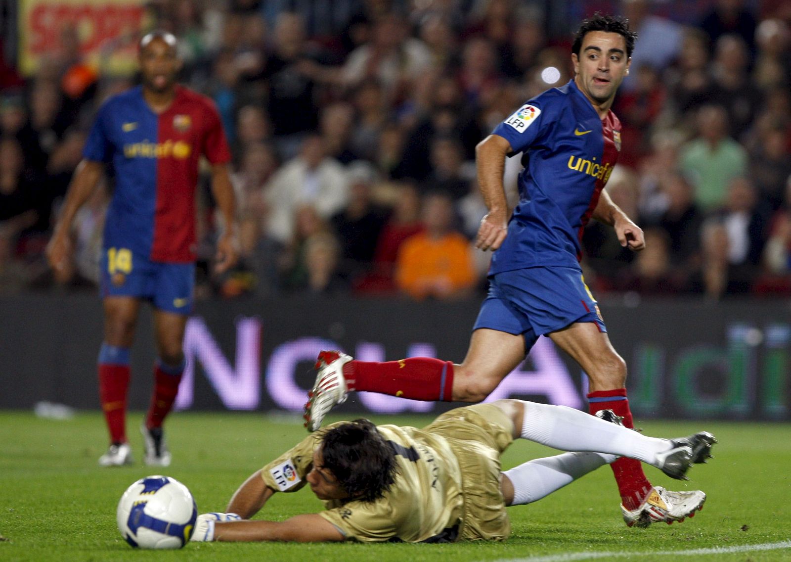 El centrocampista del F.C Barcelona Xavi Hernández intenta batir al guardameta de la UD Almería Diego Alves, durante el partido correspondiente a la octava jornada de la Liga de fútbol disputado  en el Camp Nou de Barcelona.