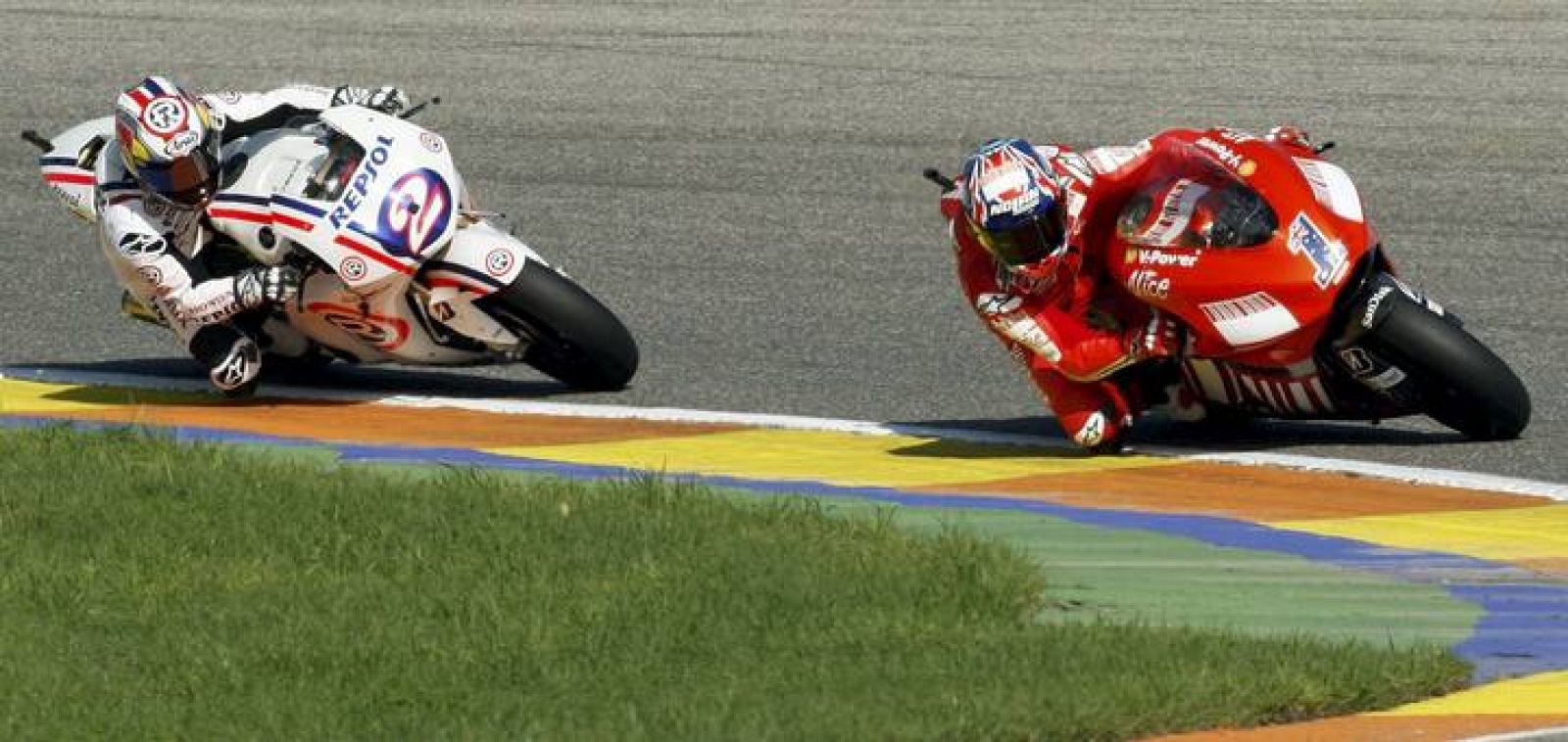 Dani Pedrosa y Casey Stoner cambian de compañero de equipo en la próxima temporada. 