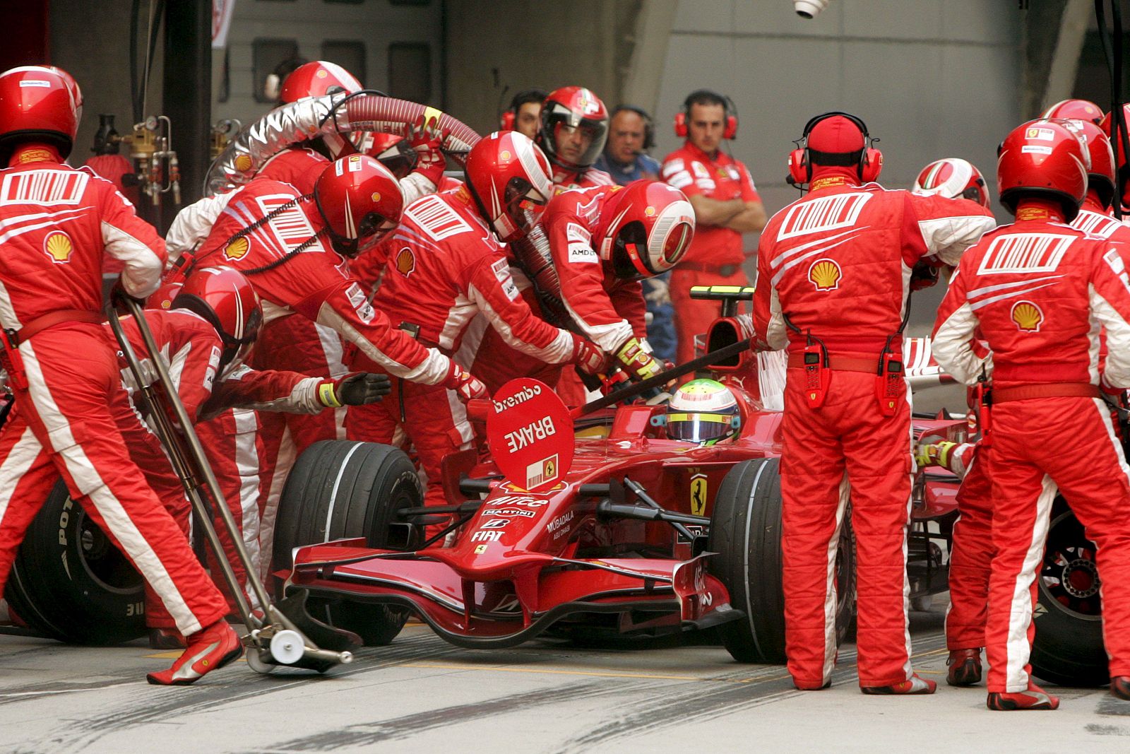 Los mecánicos de Ferrari trabajan en el coche de Felipe Massa en el GP de China.
