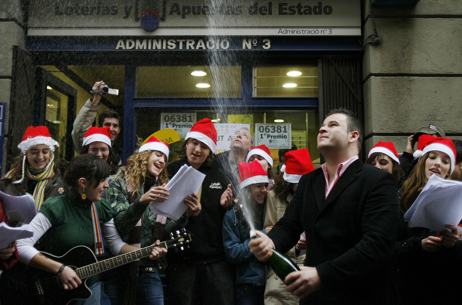 Miquel Colina descorcha una botella de cava el 22 de diciembre