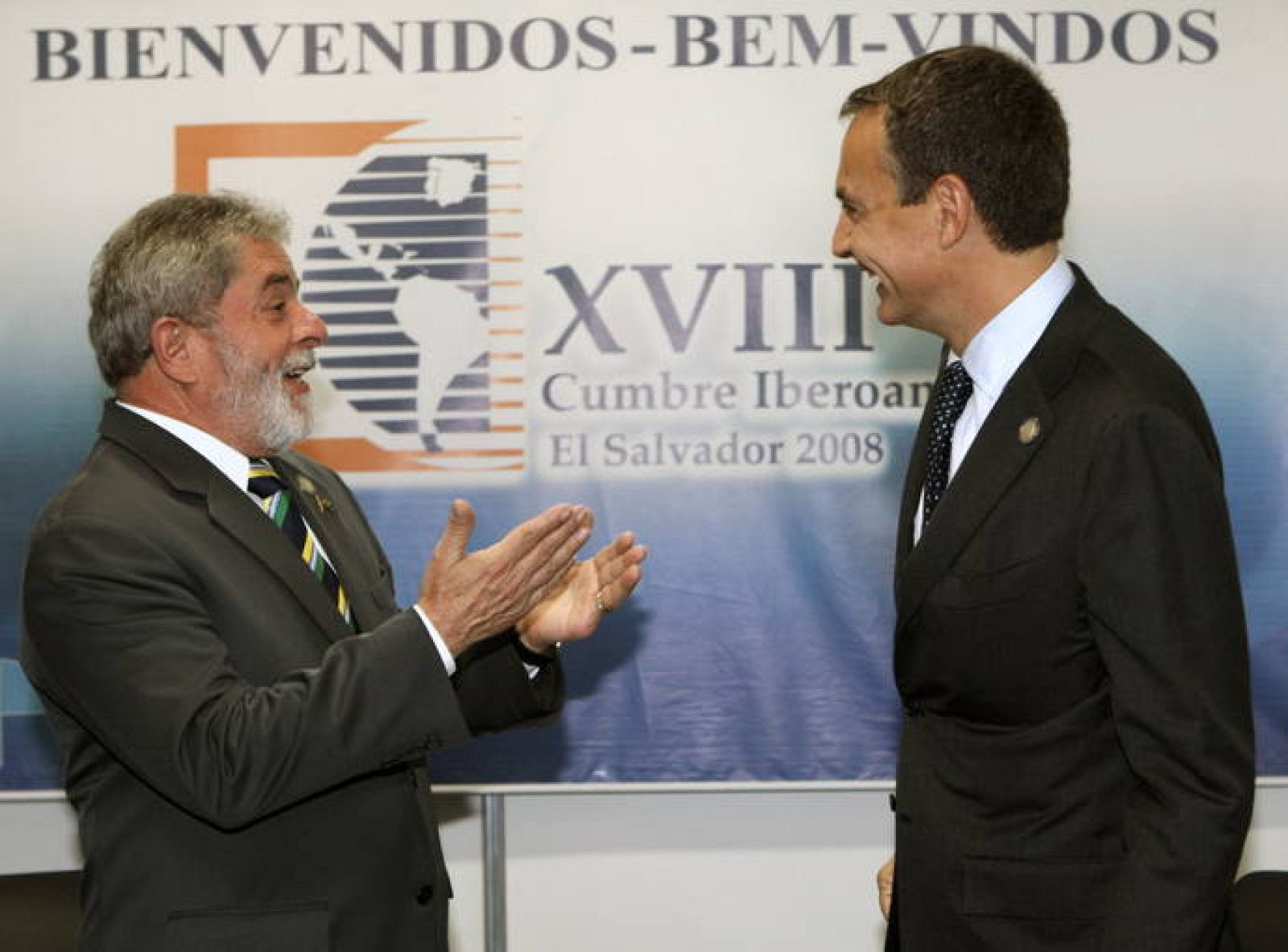 Zapatero y Lula bromean en la reunión bilateral que han mantenido en la Cumbre Iberoamericana.
