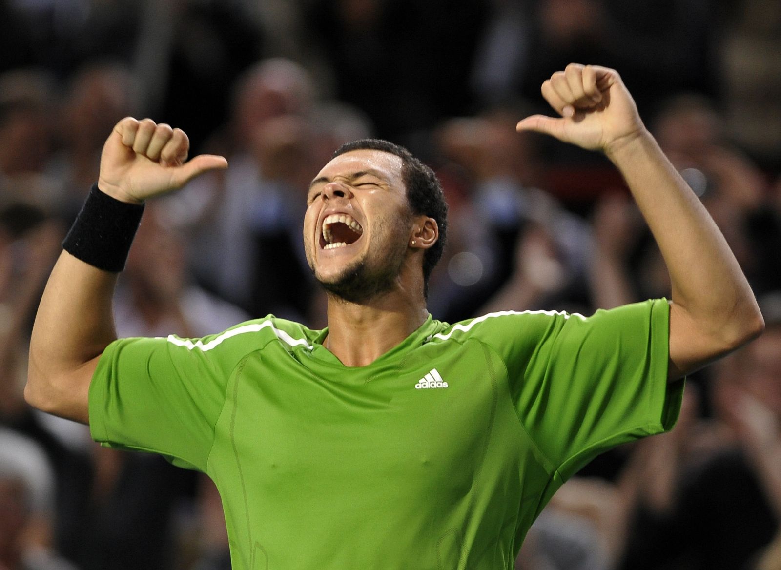 Jo-Wilfried Tsonga celebra su triunfo ante el estadounidense James Blake.