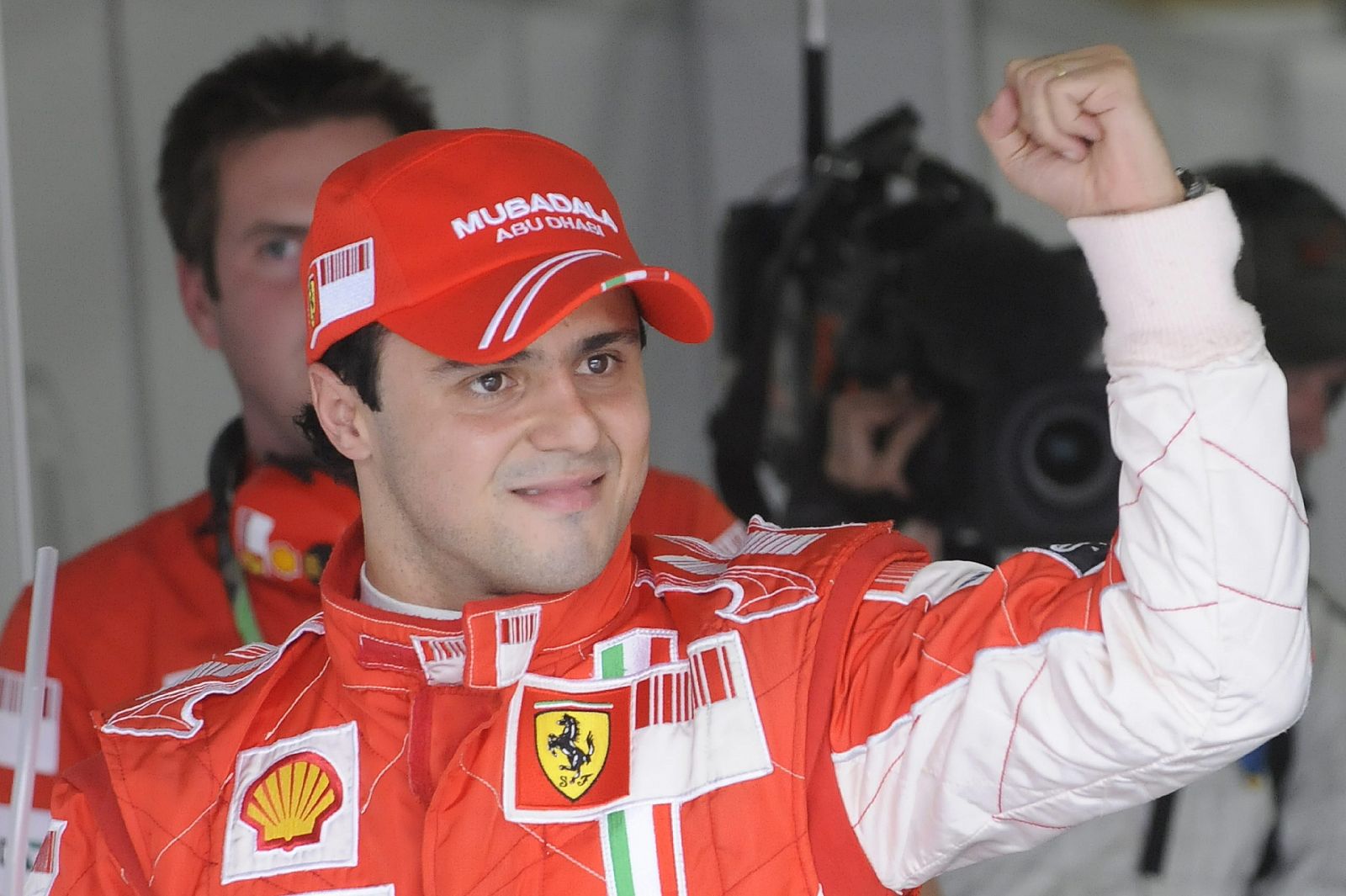 El piloto brasileño Felipe Massa celebra tras lograr la pole position, en el Gran Premio de Brasil.