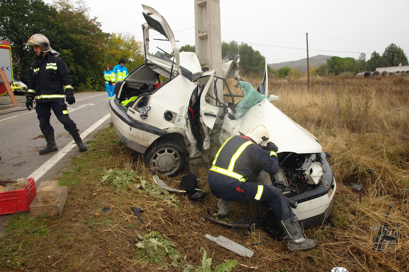 El poste ha atravesado el coche tras el brutal impacto.