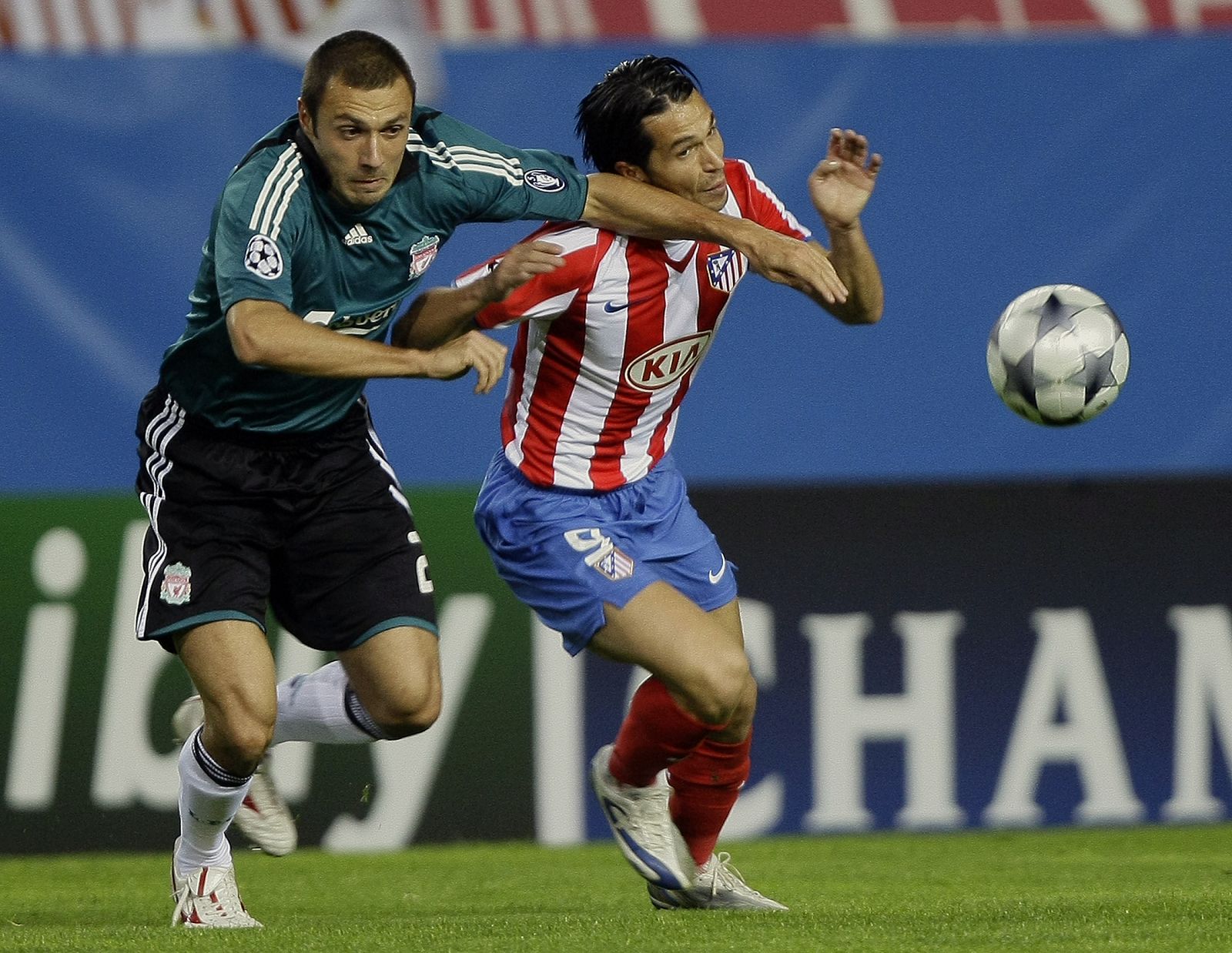 El jugador del Atlético de Madrid, Luis García, disputa un balón al jugador del Liverpool Dossena.