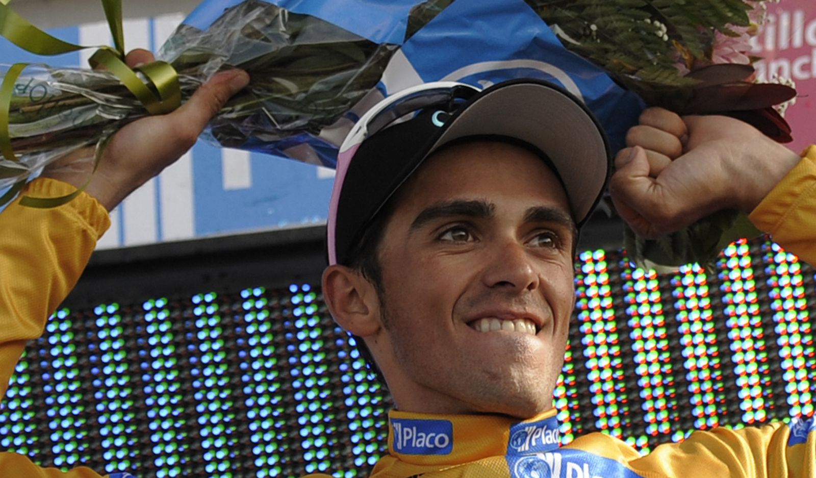 El ciclista Alberto Contador celebra la victoria en una etapa de la Vuelta Ciclista a España,