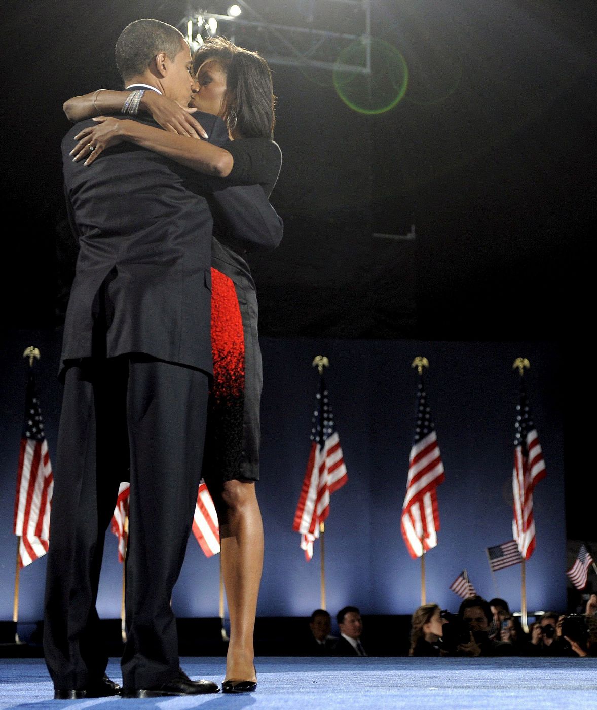 El demócrata Barack Obama y su esposa Michelle se besan en el escenario tras su intervención ante los miles de seguidores concentrados en el Grant Park de Chicago, Illinois, para celebrar su victoria.