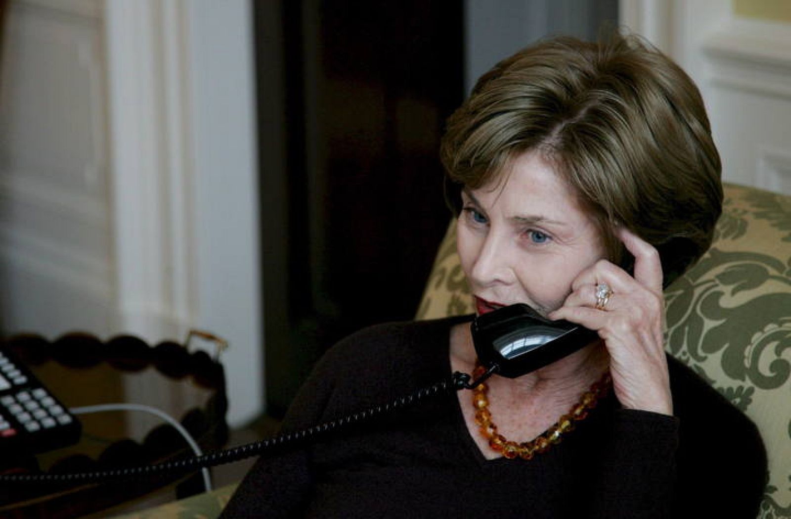 La primera dama de Estados Unidos, Laura Bush, llama el 5 de noviembre de 2008 a Michelle Obama. Le felicita y le invita a que conozca la Casa Blanca junto a sus hijas. 