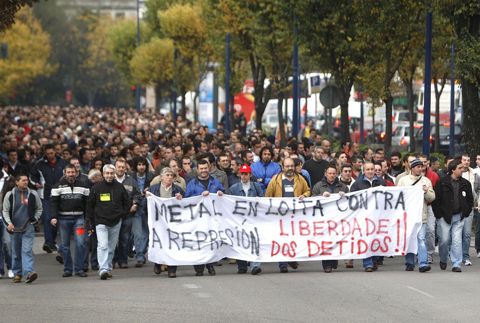 Más de 2.000 trabajadores del metal salieron esta mañana a las calles de Vigo , en lo que forma parte de un paro de 24 horas para expresar su apoyo a cuatro compañeros a los se imputan disturbios y altercados en la última huelga del sector.