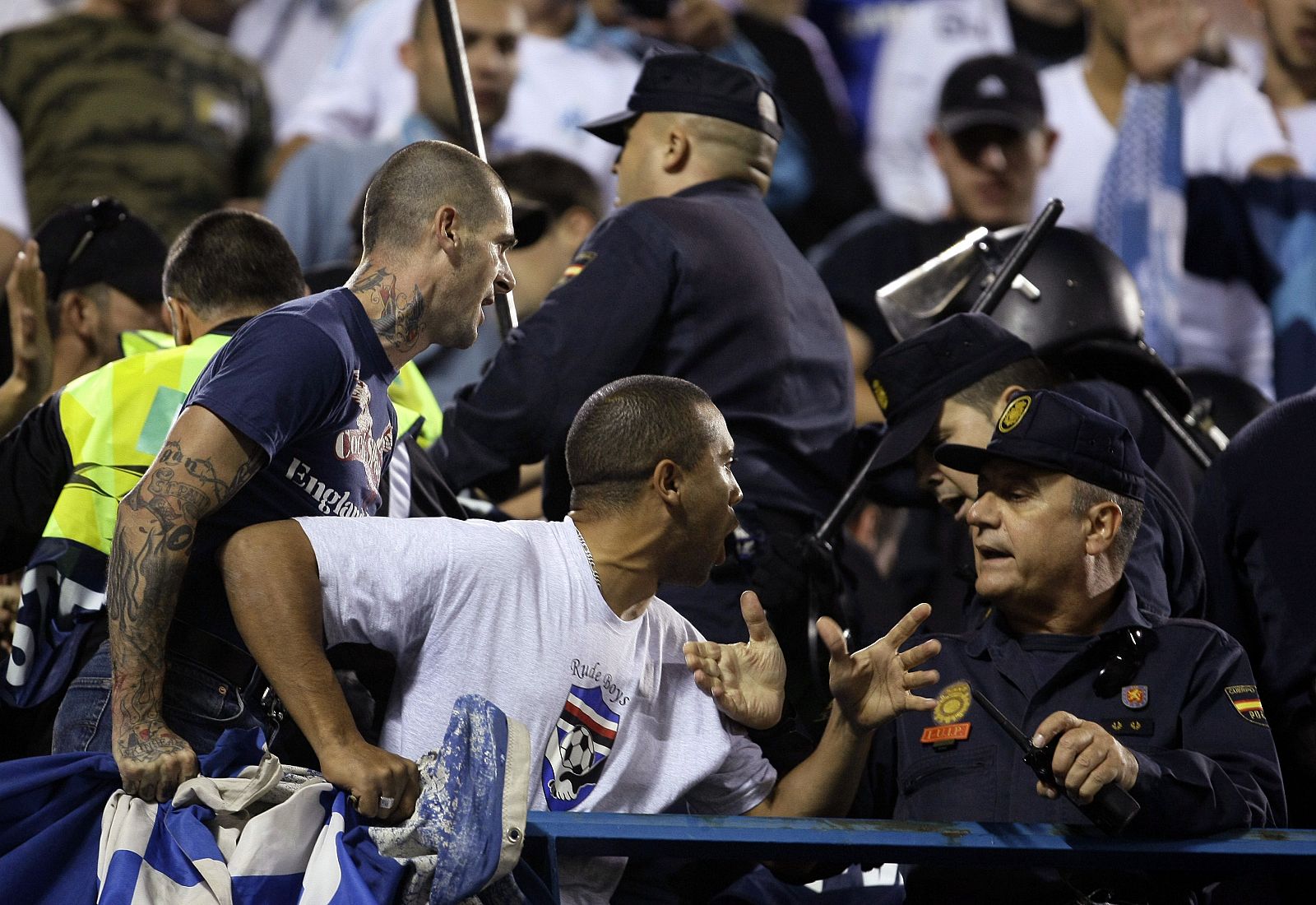 La policia antidisturbios tuvo que disolver a cerca de 1.200 aficionados del equipo francés en el estadio Vicente Calderón.