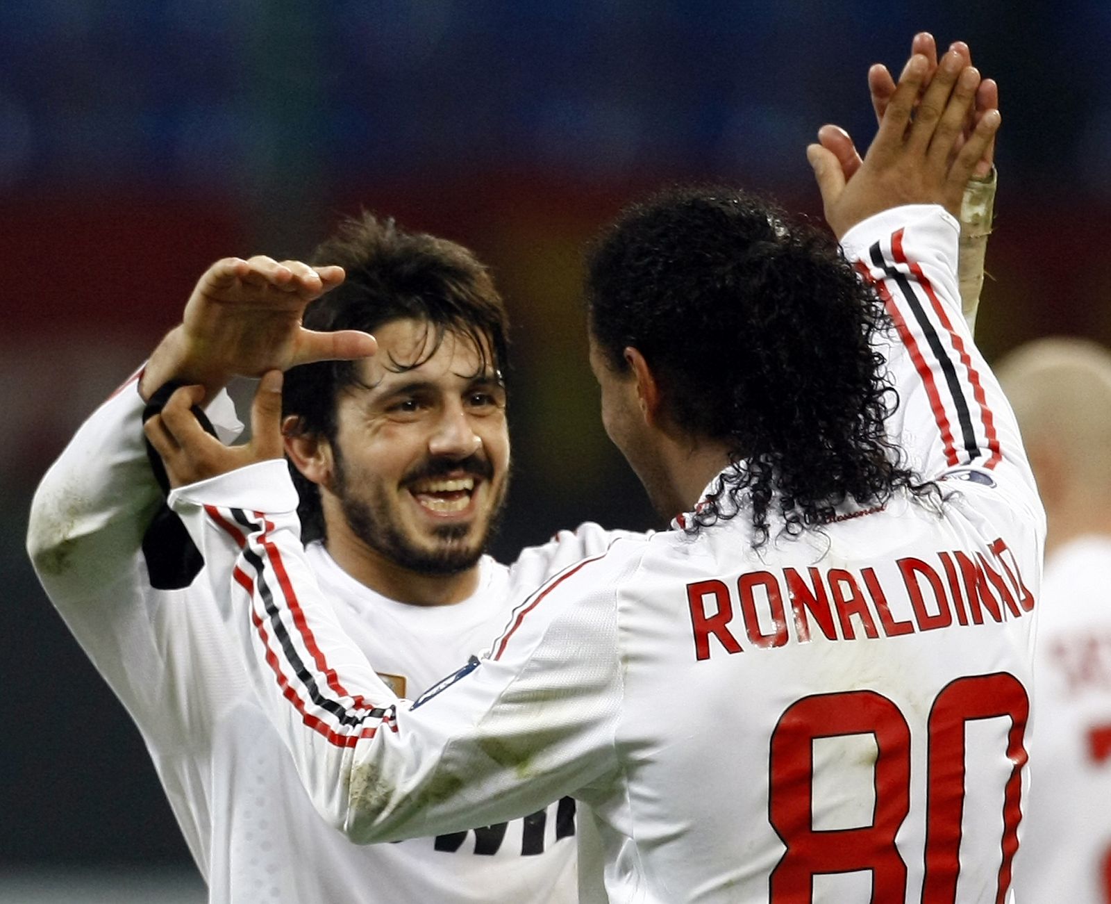 Ronaldinho celebra con Gattuso el gol de la victoria ante el Braga en San Siro.