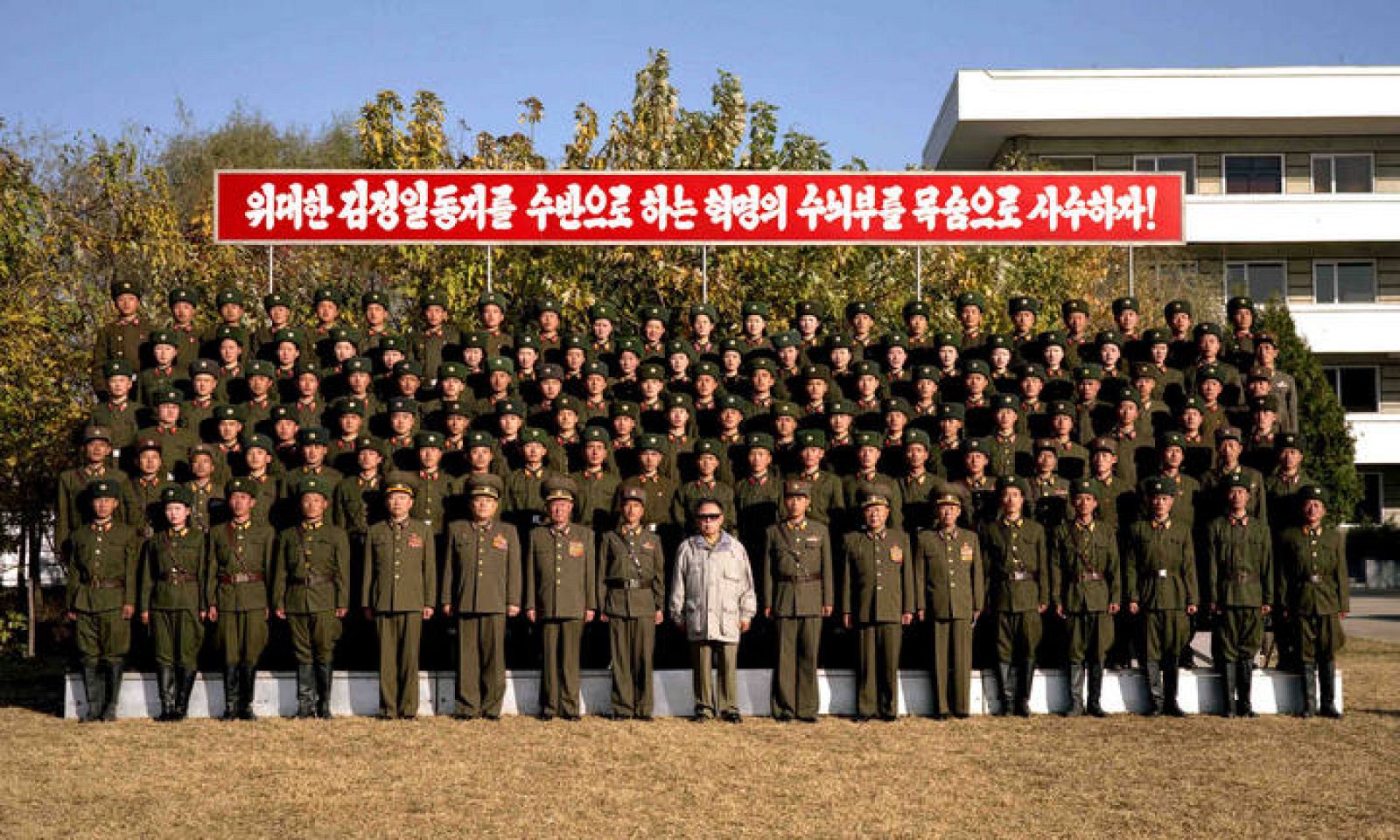 Kim Jong Il posa con una unidad militar en una fotografía hecha pública por las autoridades norcoreanas y que podía estar trucada. 