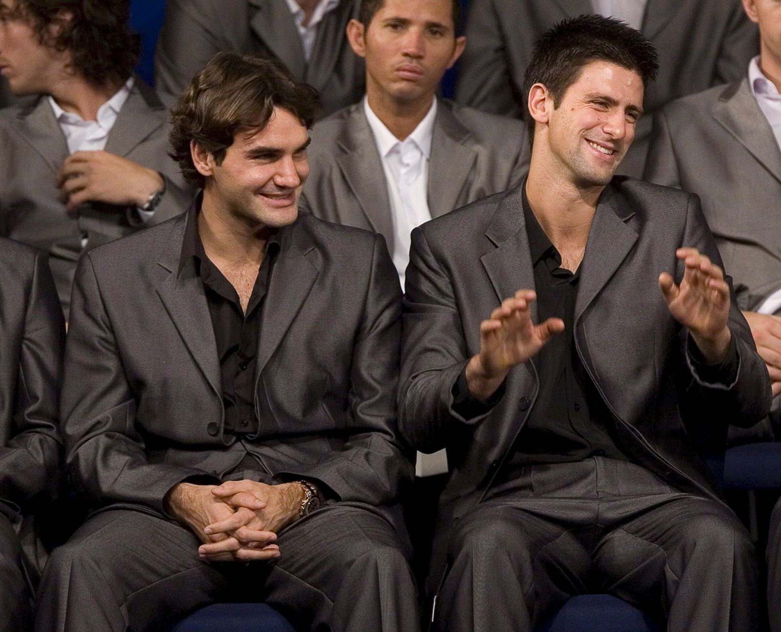 El tenista suizo Roger Federer y el serbio Novak Djokovic durante la ceremonia de bienvenida de la Copa Master de Shaghai.