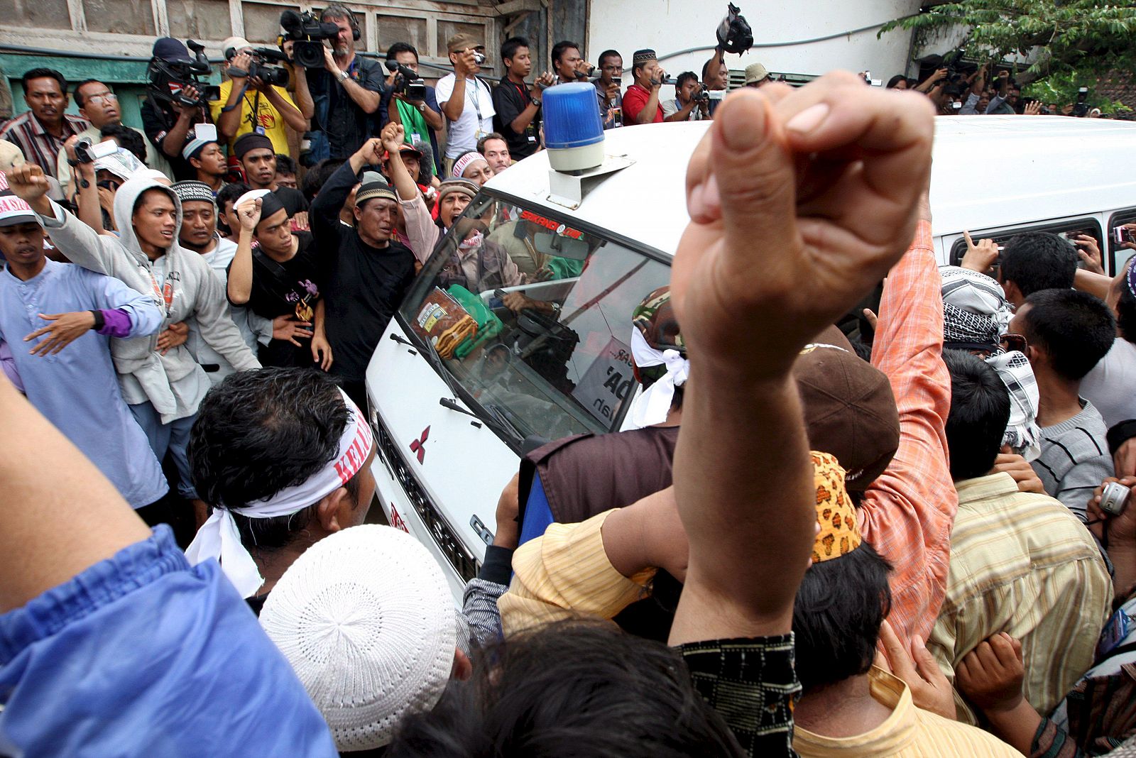 Centenares de seguidores de los islamistas reciben los cuerpos de los dos hermanos terroristas en Tenggulun, Indonesia.