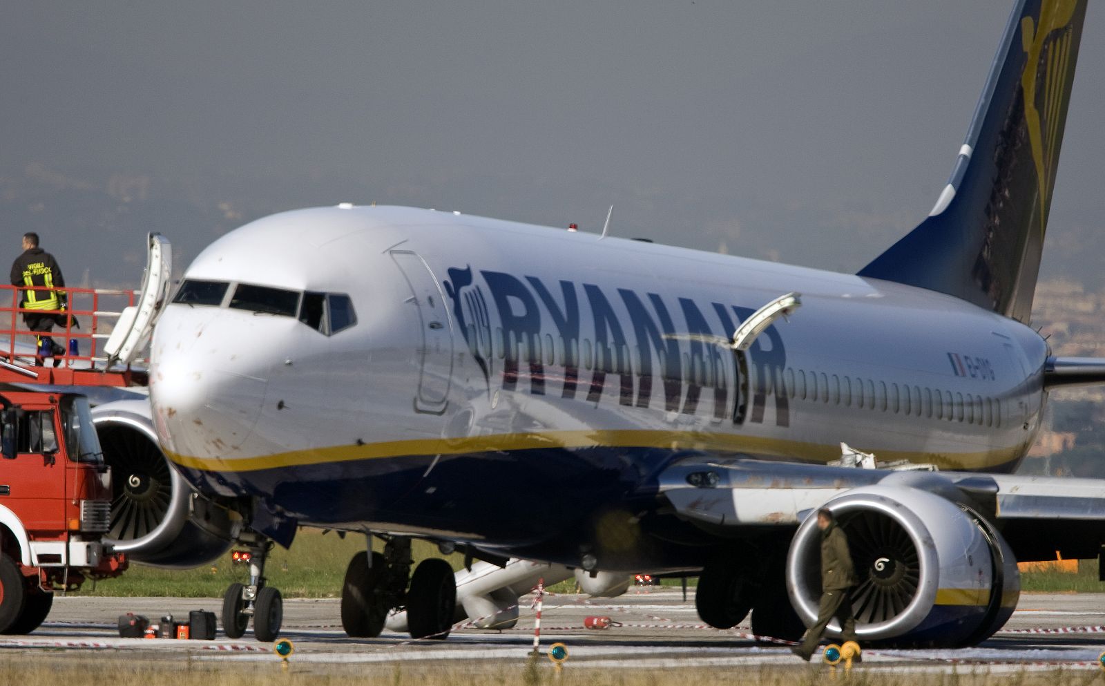 El avión de Ryanair cuyo aterrizaje de emergencia ha provocado la anulación de los vuelos de unos 700 españoles que tenían que regresar este lunes de Ciampino (Roma).
