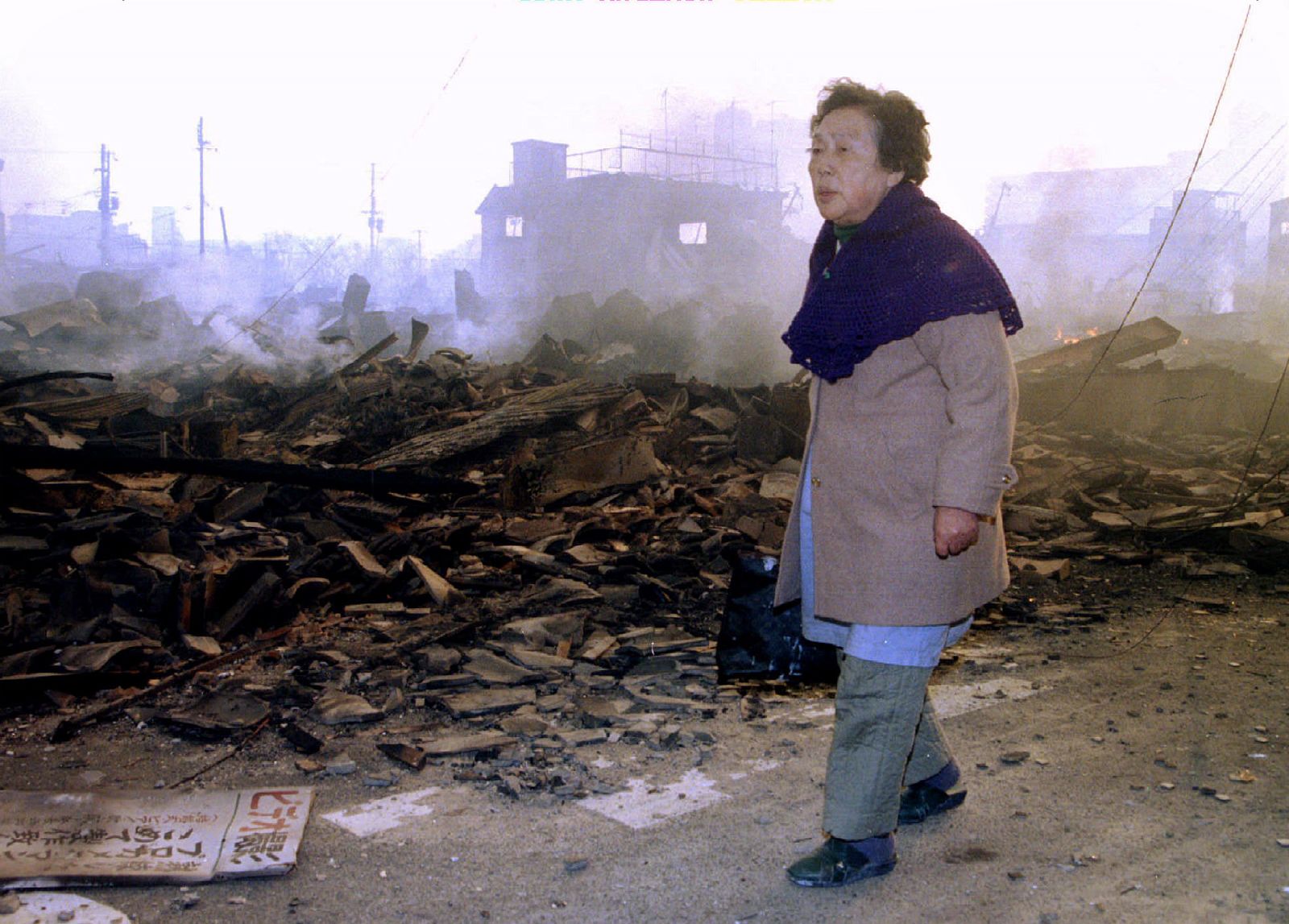 Una mujer en la ciudad de Kobe en ruinas por el terremoto de 1995.