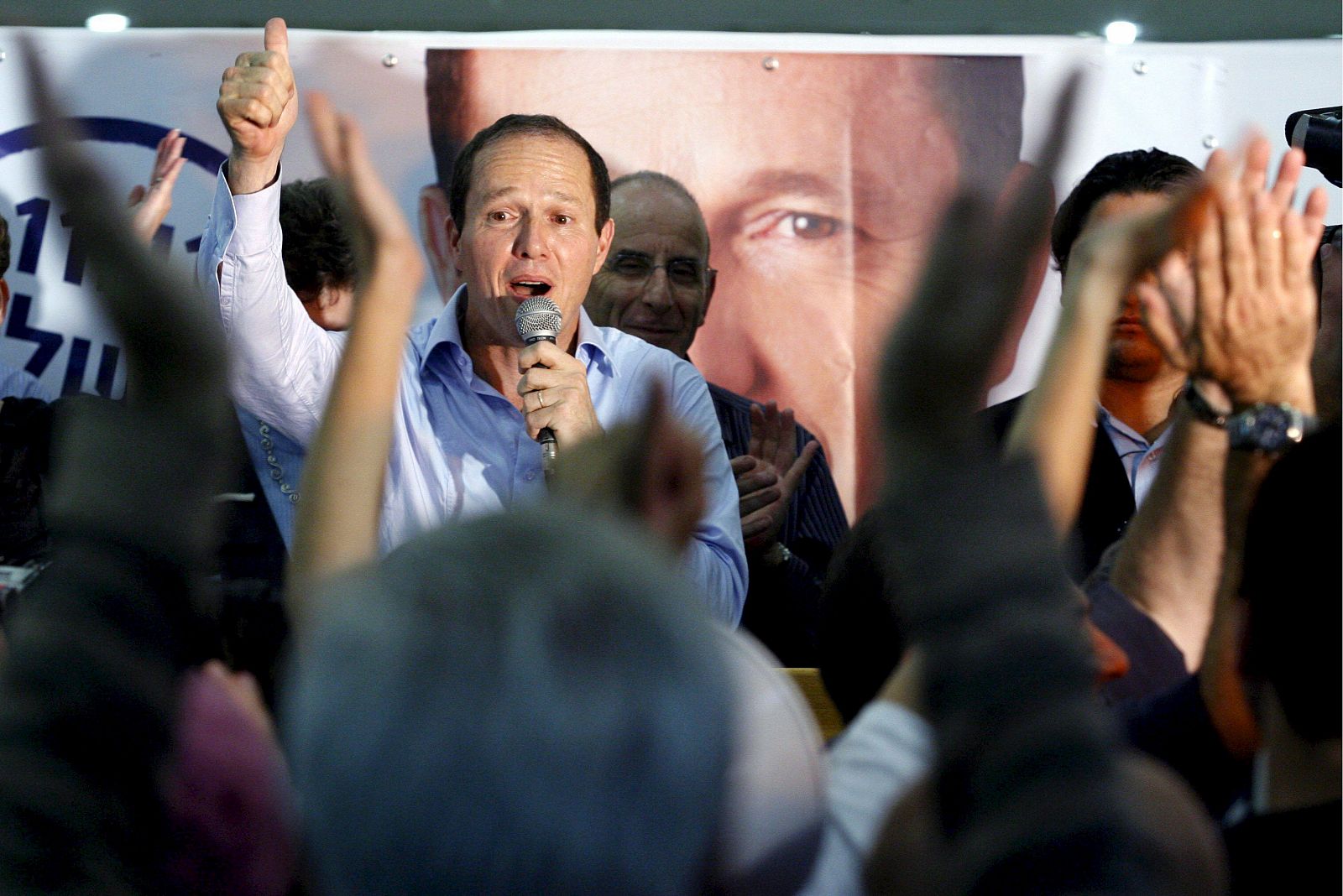 Nir Barkat celebra la victoria junto a sus seguidores.