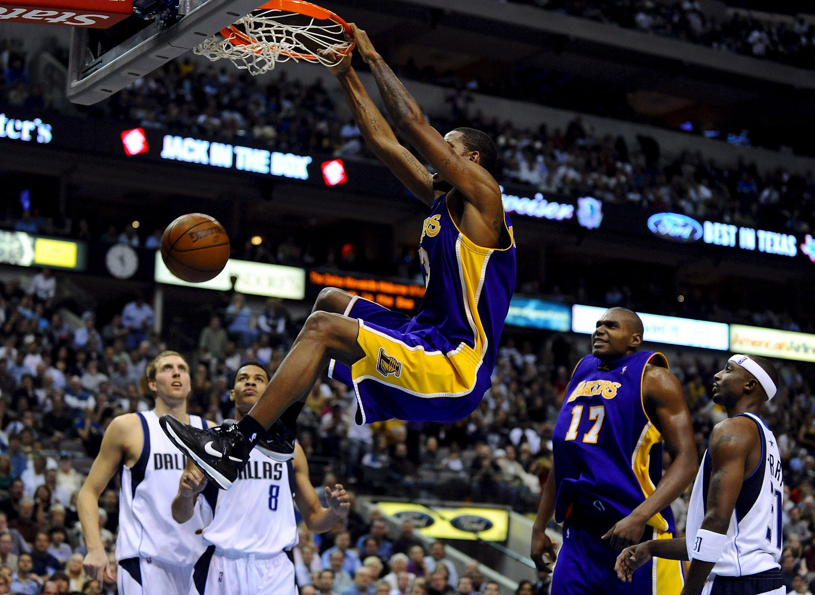 El jugador de los Lakers Trevor Ariza encesta contra los Mavericks de Dallas.
