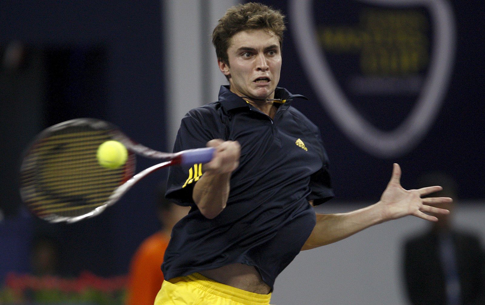 El francés Gilles Simon devuelve la bola al checo Radek Stepanek en la Copa Masters de Shanghái.