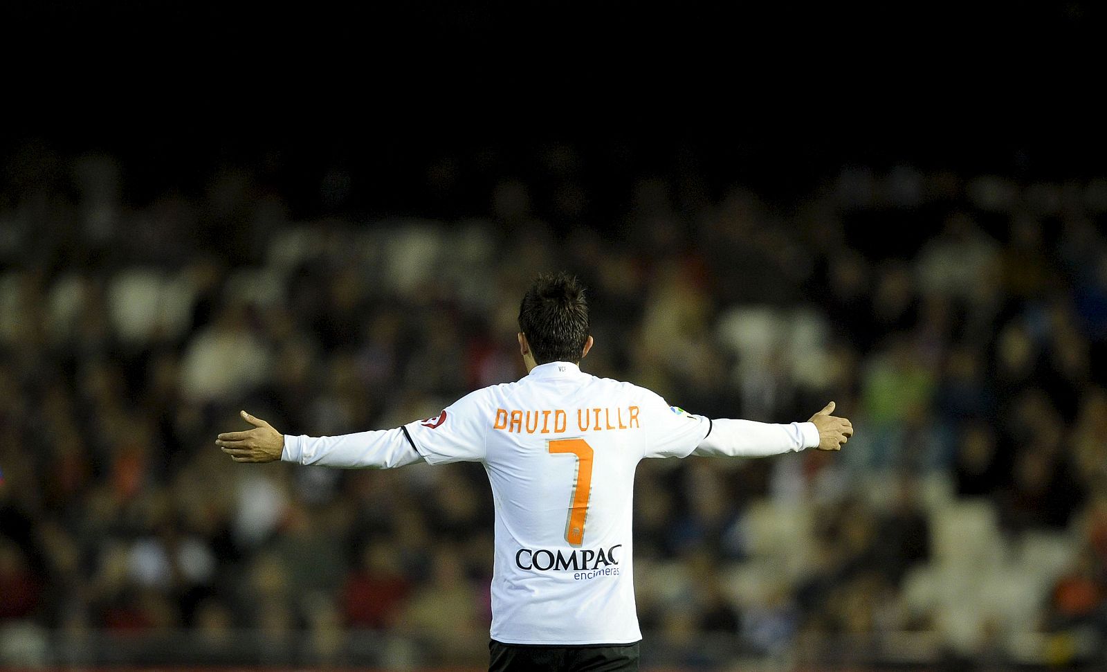 Villa, que jugó por primera vez contra el Sporting, protesta una acción durante el partido.